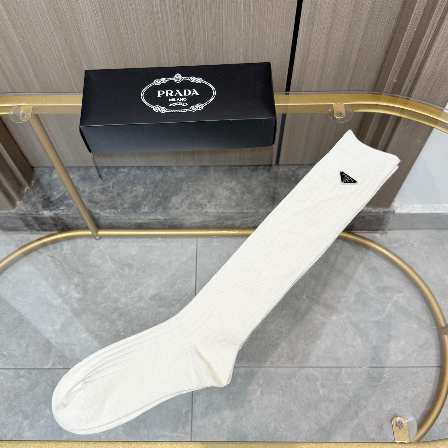 配包装【一盒一双】PRADA · 普拉达❗️超级爆款网红袜子❗️官网同步三角形饰品字母小腿袜，ins明星