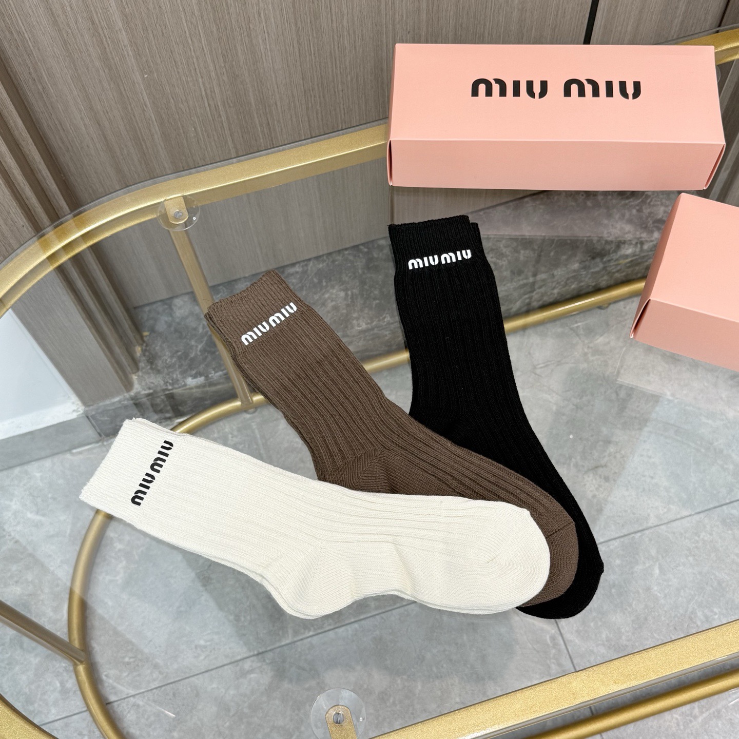 配包装【一盒三双】miumiu · 缪缪❗️高品质🔥超级爆款网红袜子❗️miu家官网同步饰品字母中筒袜，