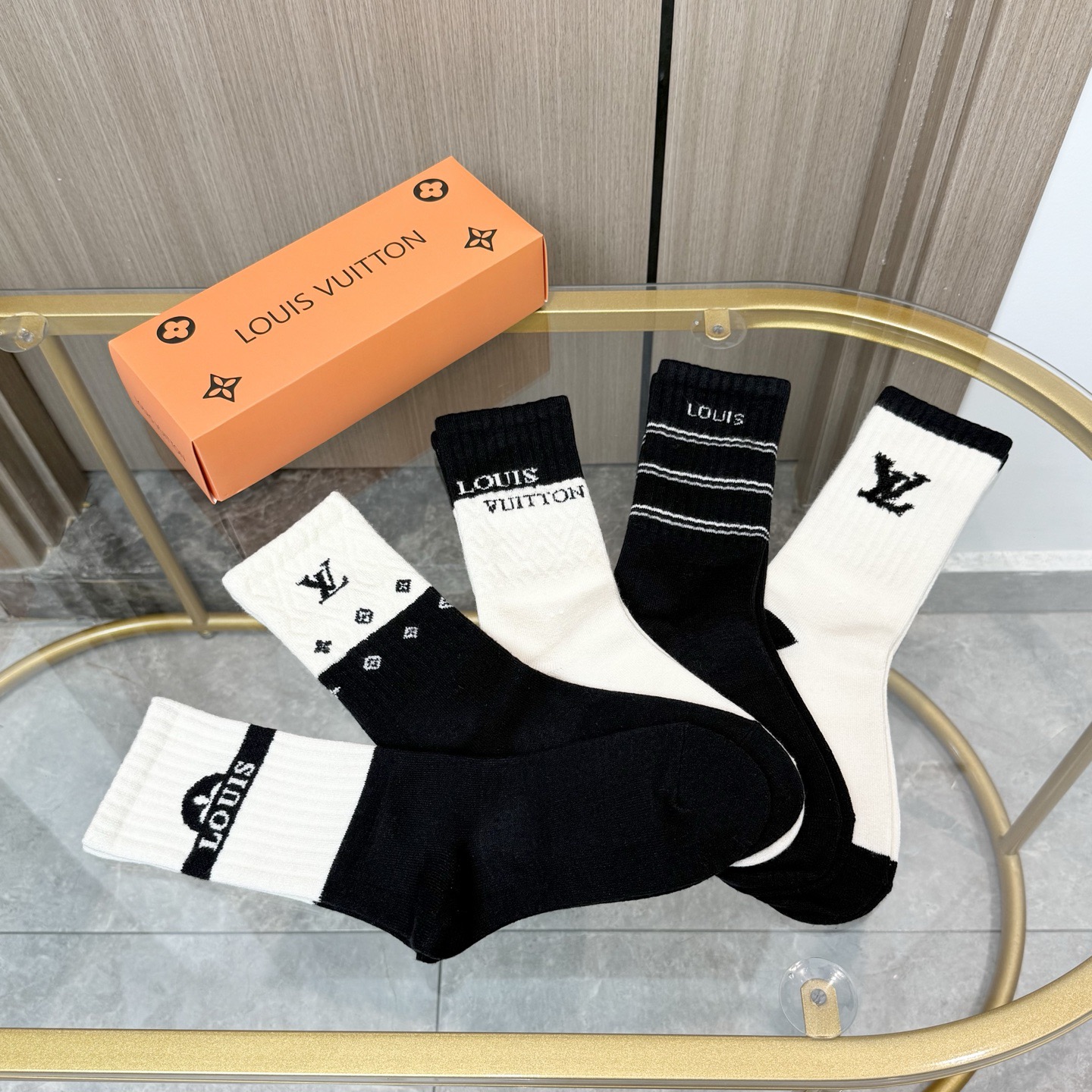 配包装【一盒五双】LV 路易威登 高版本 ～好看到爆炸 LV 袜子🔥羊绒袜，超软糯🔥🔥潮人必不能少的 L