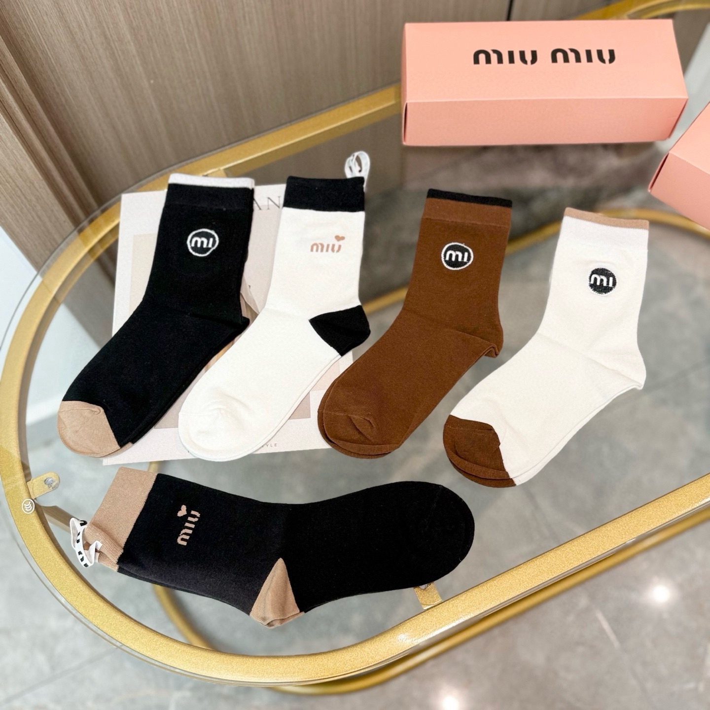 配包装【一盒四双】miumiu · 缪缪❗️高品质🔥超级爆款网红袜子❗️miu家官网同步饰品字母中筒袜，