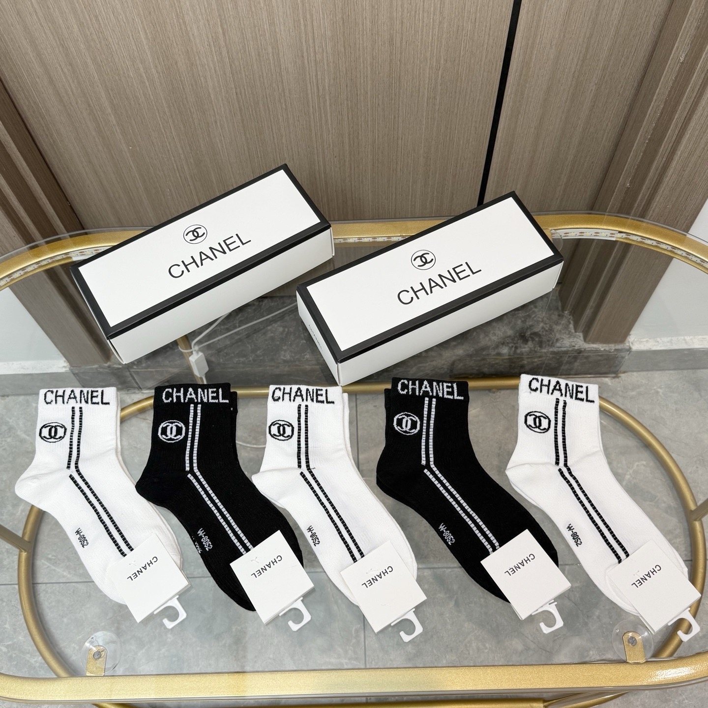 NO:640413,Comes with packaging [five pairs in a box] Chanel's popular high-end card mid-calf socks ~ Very good to see. European and American big-name mid-calf socks are indispensable for fashionistas. They are counter-purchased quality socks. They are super stylish when paired with them. They are so fashionable~~ Recommended, recommended, recommended~~ A must-have fashionable item!  !  socks, stockings, socks, chanel, chanel, socks19860909配包装【一盒五双】Chanel 香奈儿 爆款卡中筒袜高版本 ～好看到爆炸 欧美大牌中筒袜潮人必不能少的专柜代购品质 袜子 ,搭配起来超高逼格 时髦度爆表啊啊啊啊～～推荐推荐推荐～～必入时髦小单品！！袜子,丝袜,袜子,chanel,chanel,socks,accessory