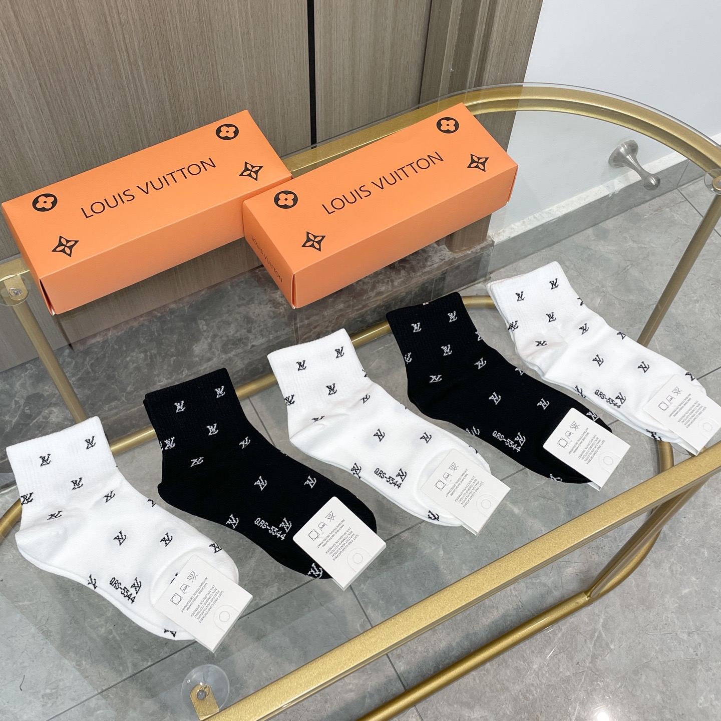 NO:640422,Comes with packaging [five pairs in a box] LV Louis Vuitton's popular mid-calf socks, high version ~ good to see. European and American big-name mid-calf socks are indispensable for fashionistas. They are counter-purchased quality socks. They are super stylish when paired together. They are so fashionable~~ Recommended, recommended, recommended~~ A must-have fashionable item!  !  socks, stockings, socks, louis vuitton, louis vuitton, socks19860909配包装【一盒五双】LV 路易威登 爆款 中筒袜高版本 ～好看到爆炸 欧美大牌中筒袜潮人必不能少的专柜代购品质 袜子 ,搭配起来超高逼格 时髦度爆表啊啊啊啊～～推荐推荐推荐～～必入时髦小单品！！袜子,丝袜,袜子,louis vuitton,louis vuitton,socks,accessory