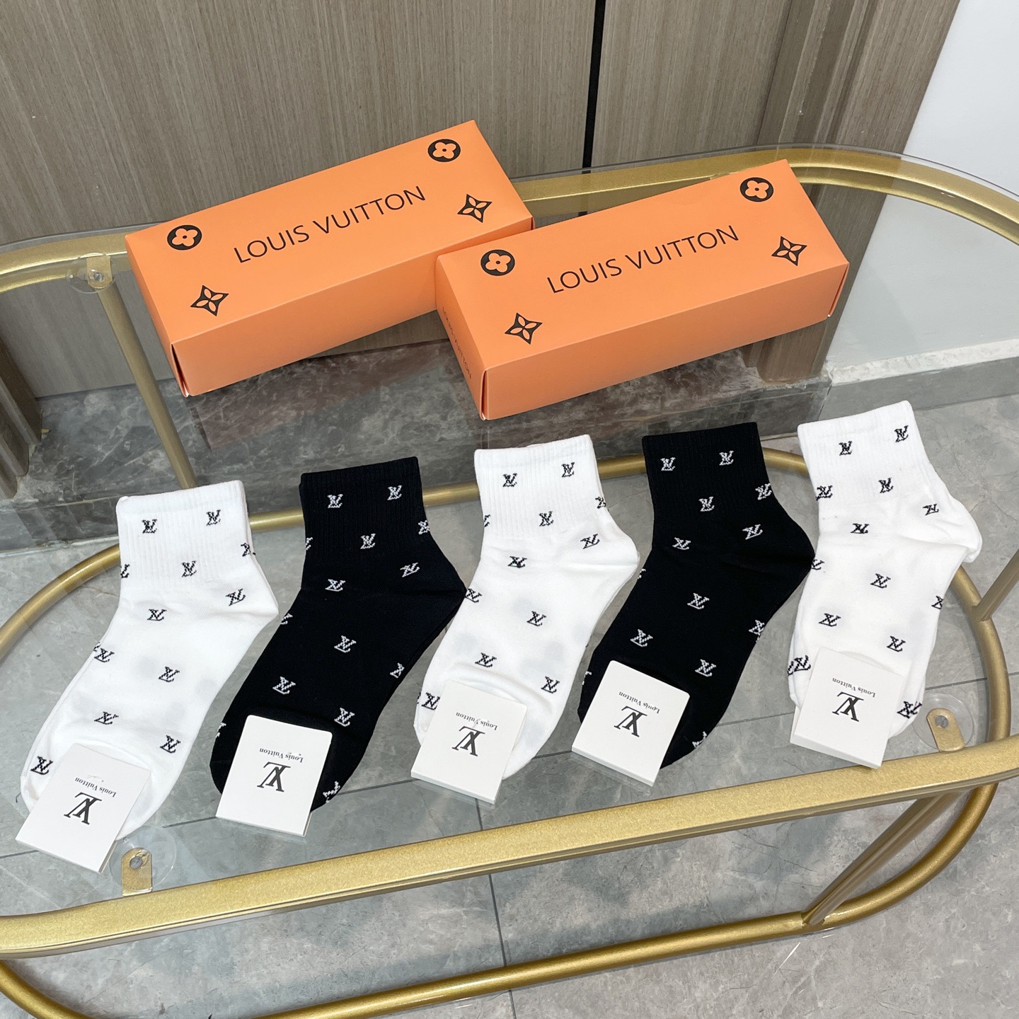 配包装【一盒五双】🌟LV 路易威登 爆款 中筒袜🌟高版本 ～好看到爆炸 欧美大牌中筒袜🔥🌟潮人必不能少的