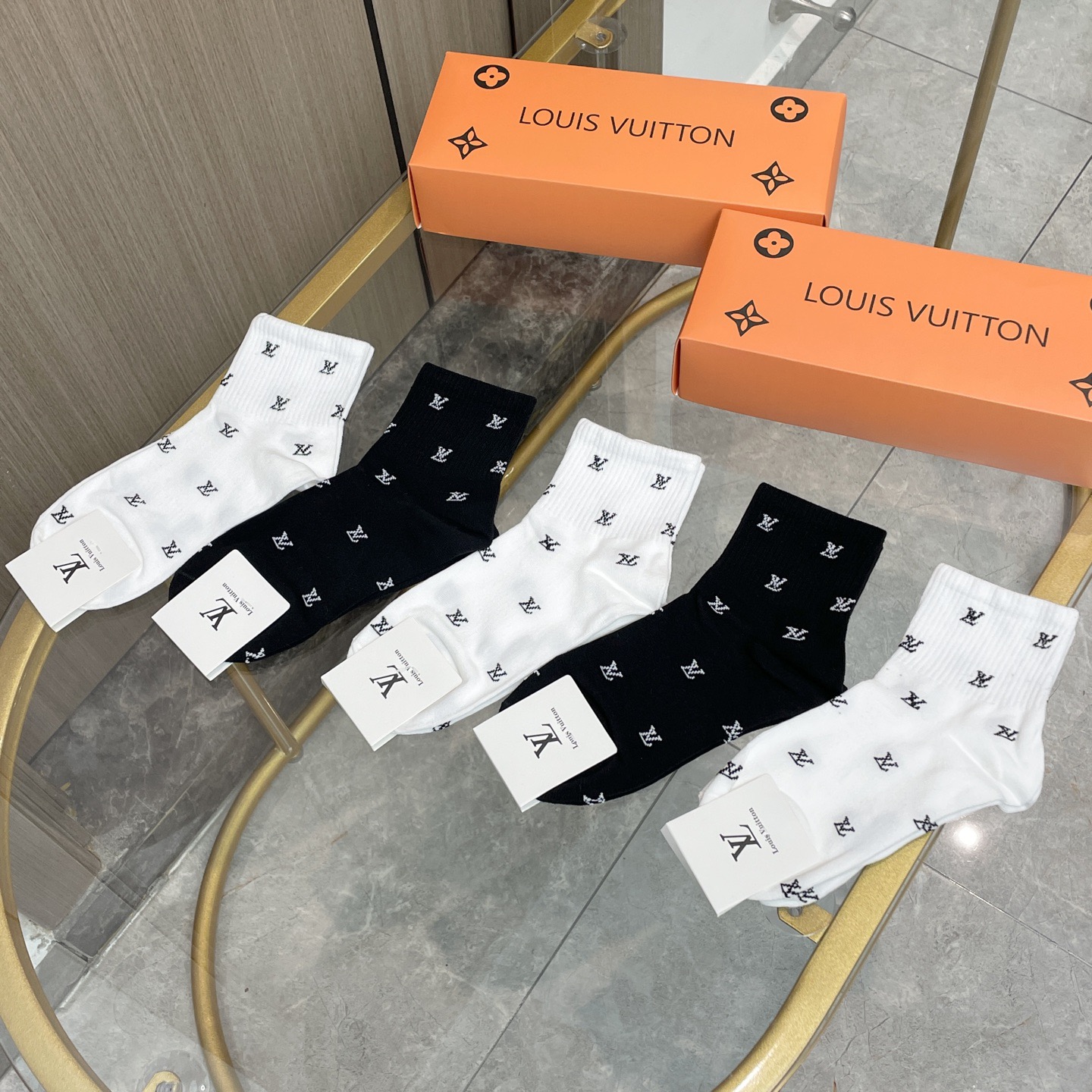 配包装【一盒五双】🌟LV 路易威登 爆款 中筒袜🌟高版本 ～好看到爆炸 欧美大牌中筒袜🔥🌟潮人必不能少的