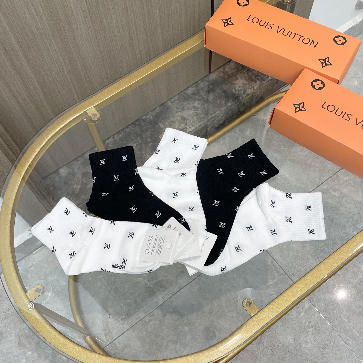 配包装【一盒五双】🌟LV 路易威登 爆款 中筒袜🌟高版本 ～好看到爆炸 欧美大牌中筒袜🔥🌟潮人必不能少的