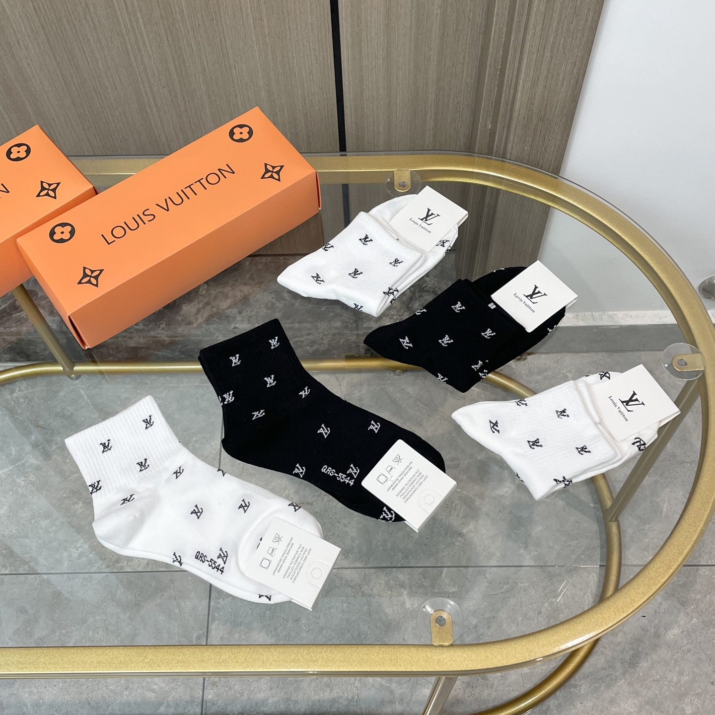 配包装【一盒五双】🌟LV 路易威登 爆款 中筒袜🌟高版本 ～好看到爆炸 欧美大牌中筒袜🔥🌟潮人必不能少的