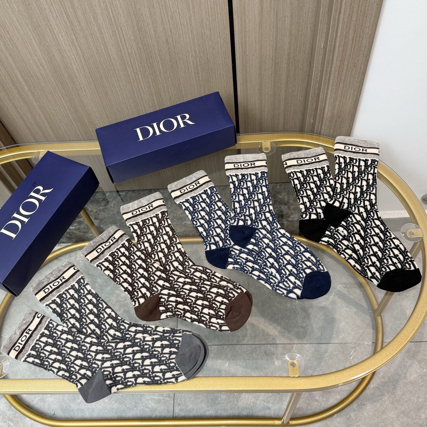 配包装【一盒四双】Dior · 迪奥❗️超级爆款网红袜子❗️D家官网同步提花字母小腿袜，ins明星网红推