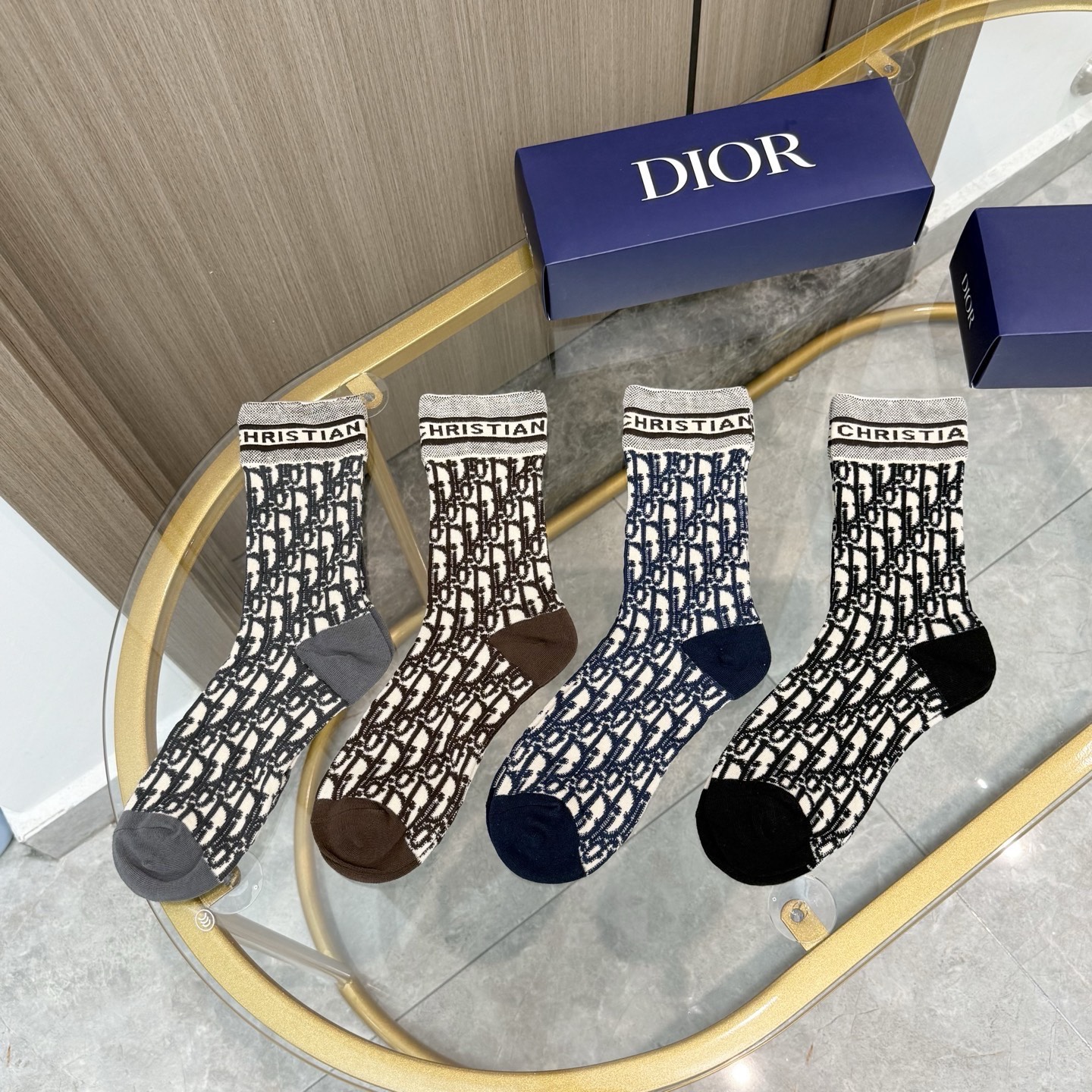 配包装【一盒四双】Dior · 迪奥❗️超级爆款网红袜子❗️D家官网同步提花字母小腿袜，ins明星网红推