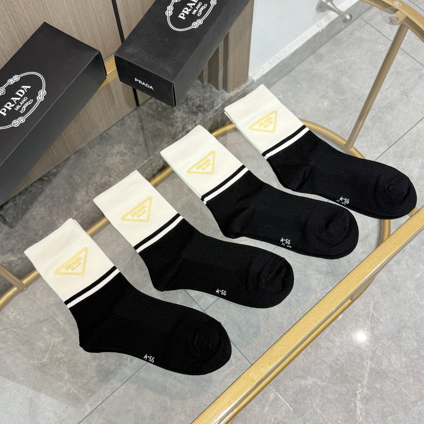 NO:640429,Comes with packaging [four pairs in a box] PRADA's hot-selling high-socks high version ~ It's so good to see the high-socks from big-name European and American brands. It's a must-have counter-purchase quality socks for fashionistas. It's super stylish when paired with them. It's so fashionable~~ Recommended, recommended, recommended~~ A must-have fashionable item!  !  socks, stockings, socks, prada, prada, socks19860909配包装【一盒四双】PRADA 普拉达 爆款高筒袜高版本 ～好看到爆炸 欧美大牌高筒袜潮人必不能少的专柜代购品质 袜子 ,搭配起来超高逼格 时髦度爆表啊啊啊啊～～推荐推荐推荐～～必入时髦小单品！！袜子,丝袜,袜子,prada,prada,socks,accessory