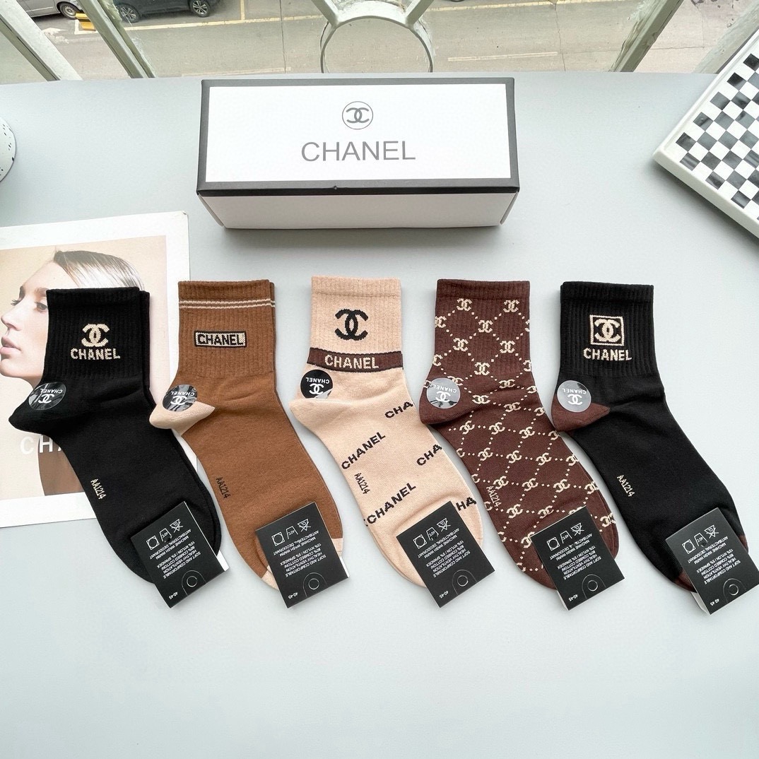 NO:640424,Comes with packaging [five pairs in a box] Chanel's popular high-end card mid-calf socks ~ Very good to see. European and American big-name mid-calf socks are indispensable for fashionistas. They are counter-purchased quality socks. They are super stylish when paired with them. They are so fashionable~~ Recommended, recommended, recommended~~ A must-have fashionable item!  !  socks, stockings, socks, chanel, chanel, socks19860909配包装【一盒五双】Chanel 香奈儿 爆款卡中筒袜高版本 ～好看到爆炸 欧美大牌中筒袜潮人必不能少的专柜代购品质 袜子 ,搭配起来超高逼格 时髦度爆表啊啊啊啊～～推荐推荐推荐～～必入时髦小单品！！袜子,丝袜,袜子,chanel,chanel,socks,accessory