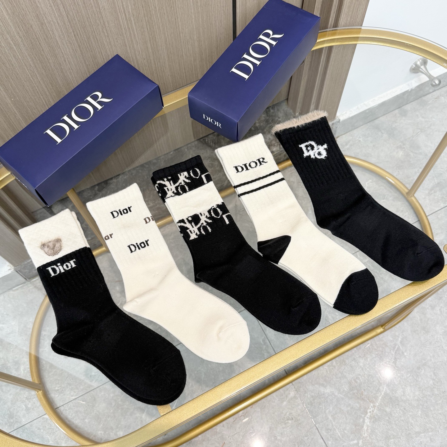 NO:640432,Comes with packaging [five pairs in a box] DIOR Dior high version ~ Look great. Dior socks cashmere socks, super soft and waxy, a must-have for fashionistas. Dior counter-purchased quality mid-calf socks, super stylish when paired with them, extremely fashionable~~ Recommended, recommended, recommended~~ A must-have fashionable item!  !  !  socks, stockings, socks, dior, dior, socks19860909配包装【一盒五双】DIOR 迪奥高版本 ～好看到爆炸 Dior 袜子羊绒袜,超软糯潮人必不能少的 Dior 专柜代购品质 中筒袜子 ,搭配起来超高逼格 时髦度爆表啊啊啊啊～～推荐推荐推荐～～必入时髦小单品！！！袜子,丝袜,袜子,dior,dior,socks,accessory
