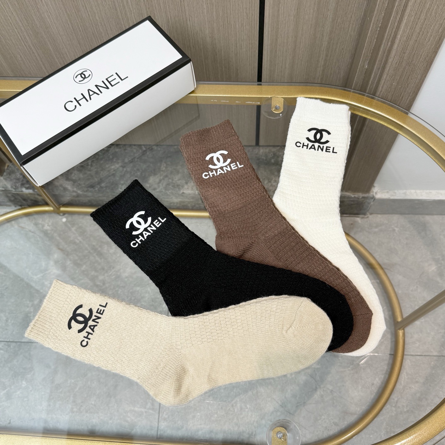 配包装【一盒四双】CHANEL 香奈儿高版本 ～好看到爆炸 CHANEL 袜子🔥粗针羊绒烫印中筒袜，超精