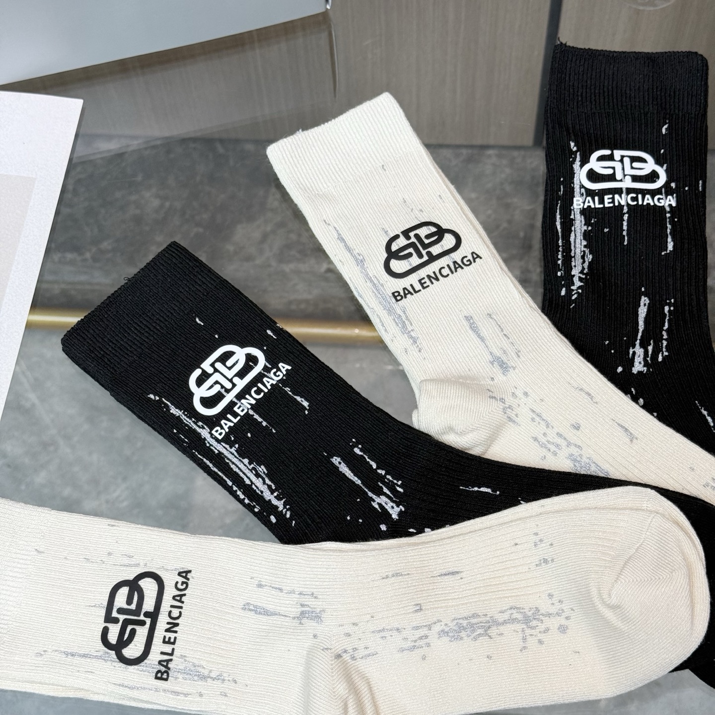 配包装【一盒四双】BALENCIAGA · 巴黎世家 ❗️超级爆款网红袜子 巴黎家官网同步硅胶字母小腿袜