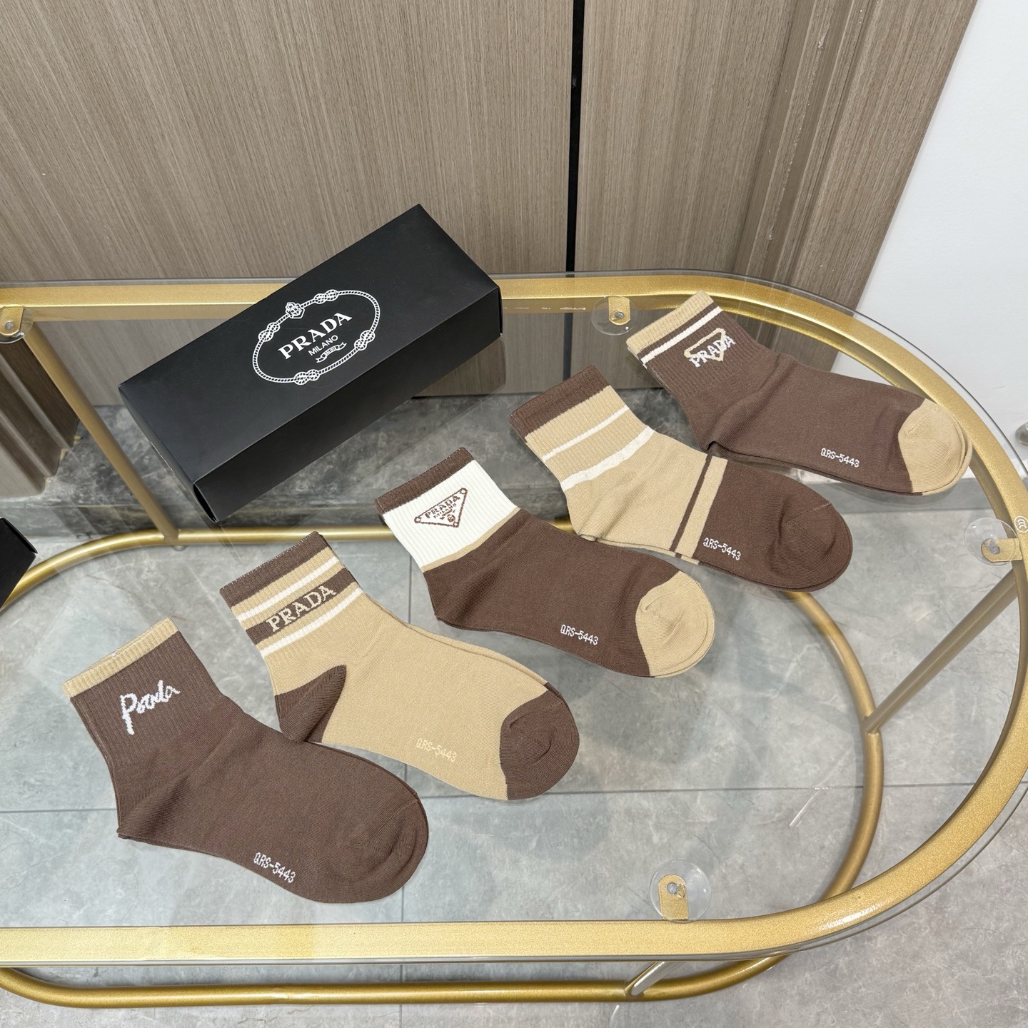 配包装【一盒五双】🌟PRADA 普拉达 爆款中筒袜🌟高版本 ～好看到爆炸 欧美大牌中筒袜🔥🌟潮人必不能少