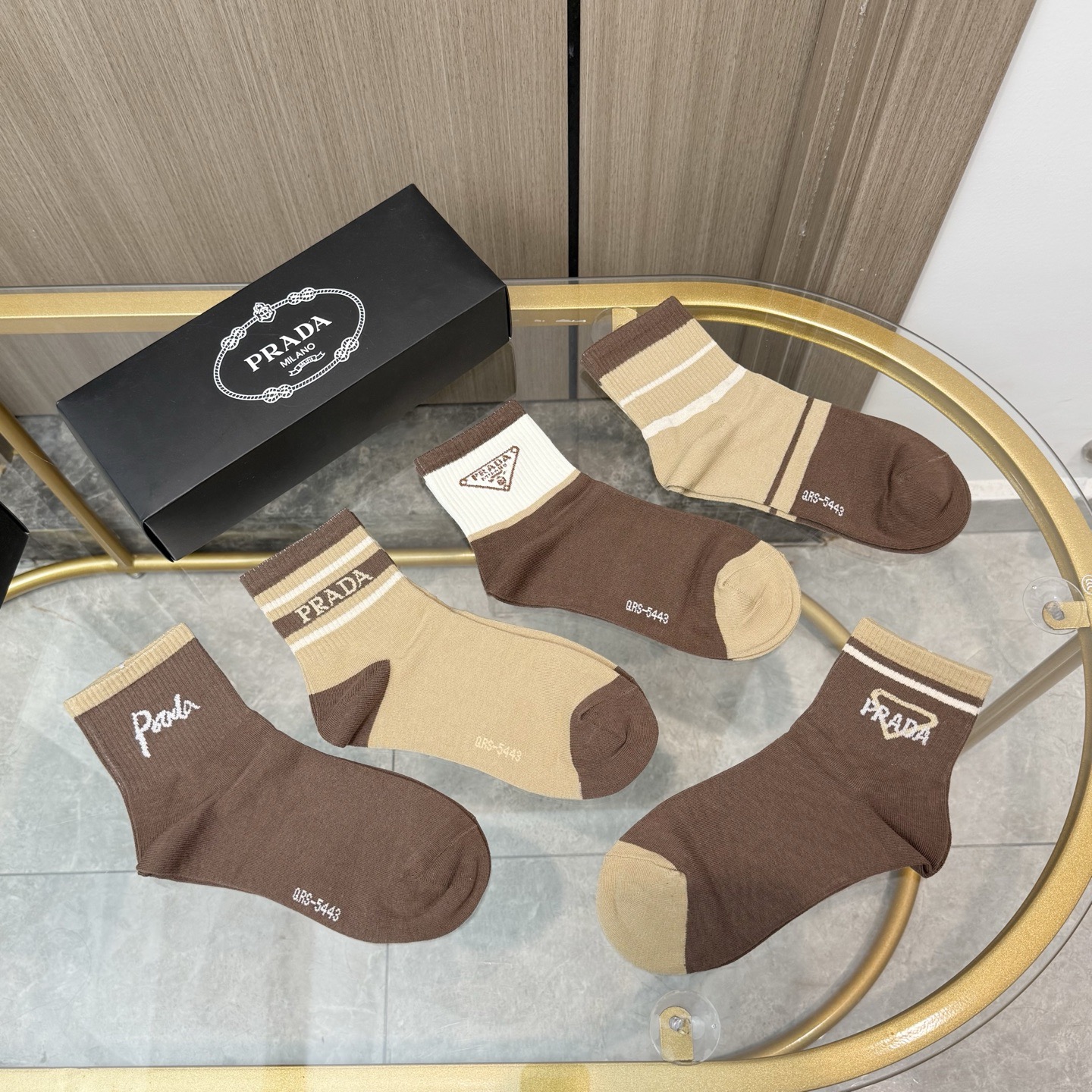 配包装【一盒五双】🌟PRADA 普拉达 爆款中筒袜🌟高版本 ～好看到爆炸 欧美大牌中筒袜🔥🌟潮人必不能少