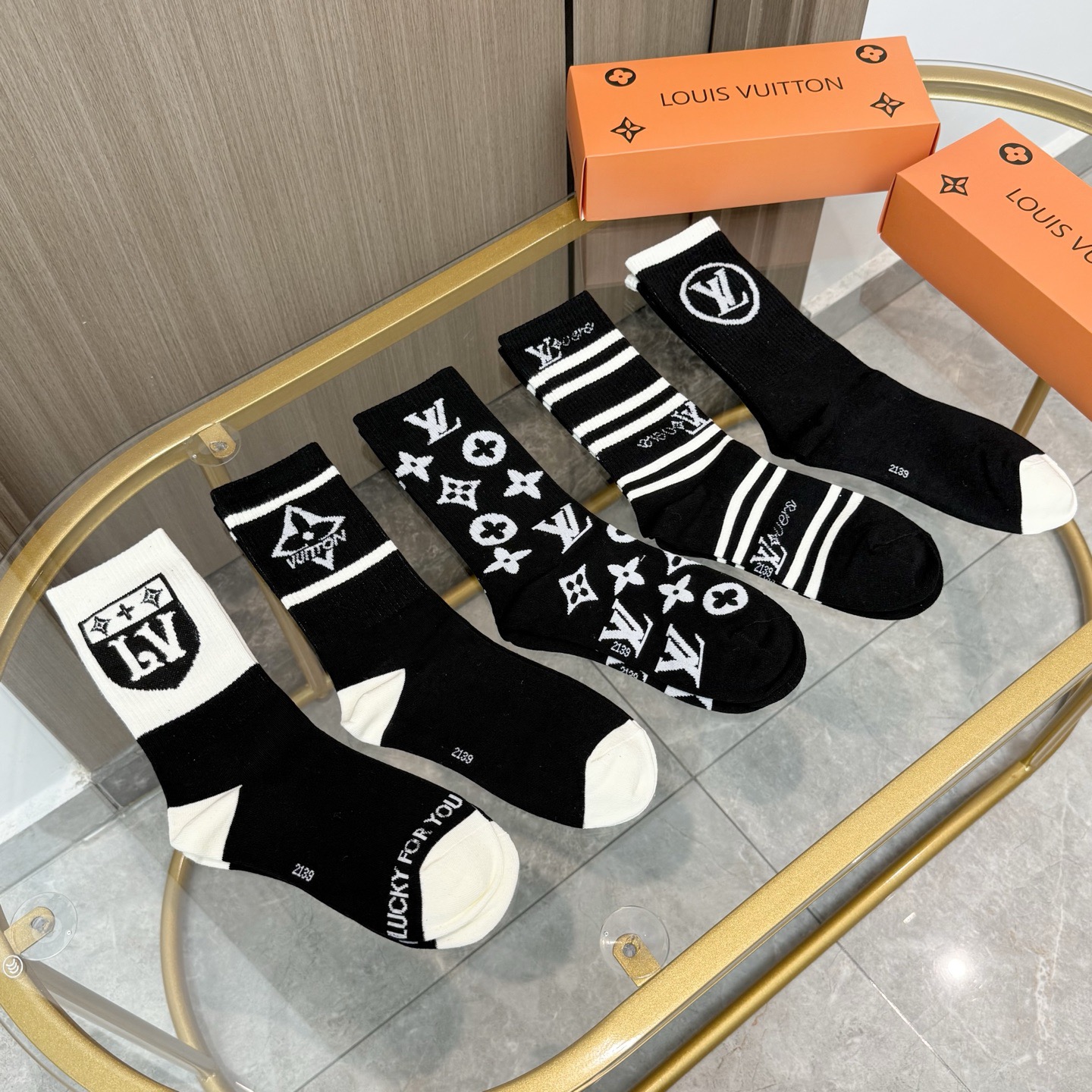 配包装【一盒五双】🌟LV 路易威登 爆款 长筒袜🌟高版本 ～好看到爆炸 欧美大牌长筒袜🔥🌟潮人必不能少的