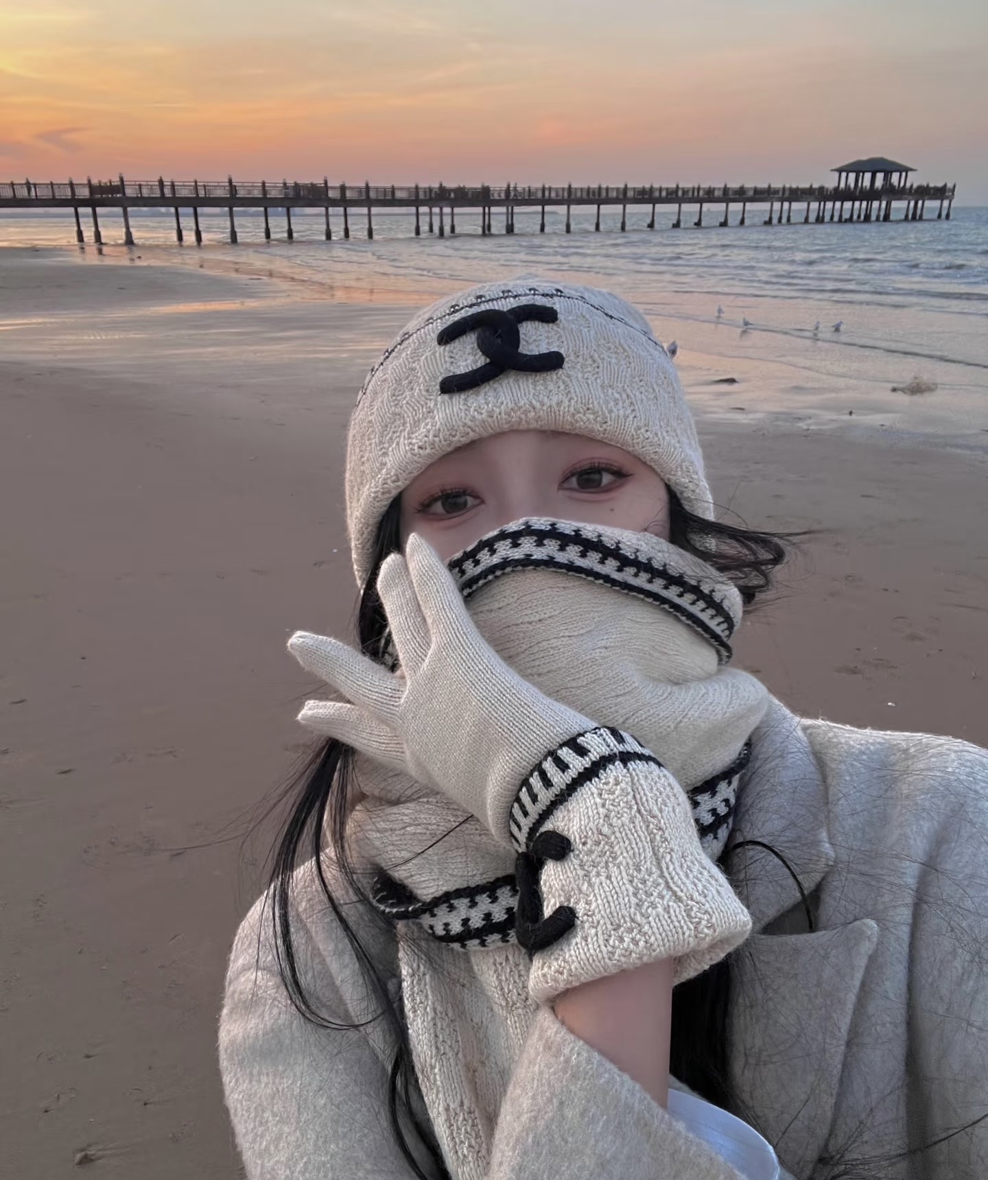 P130 配包装 爆款🔥 CHANEL香奈儿秋冬羊毛针织手套🧤纯色系列今年秋冬大火每色都超好看 搭配羊绒大衣绝美 立体版型剪裁 线条流畅 佩戴舒适 时尚设计非常百搭 贴合手型 
尺码：均码
