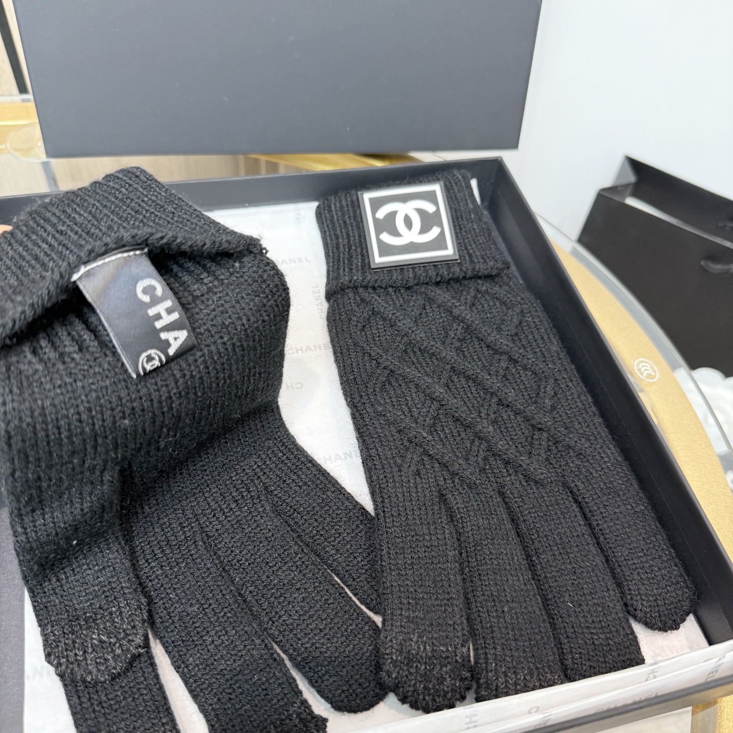 P100 配包装 爆款🔥 CHANEL香奈儿秋冬羊毛针织手套🧤纯色系列今年秋冬大火每色都超好看 搭配羊绒大衣绝美 立体版型剪裁 线条流畅 佩戴舒适 时尚设计非常百搭 贴合手型 
尺码：均码
