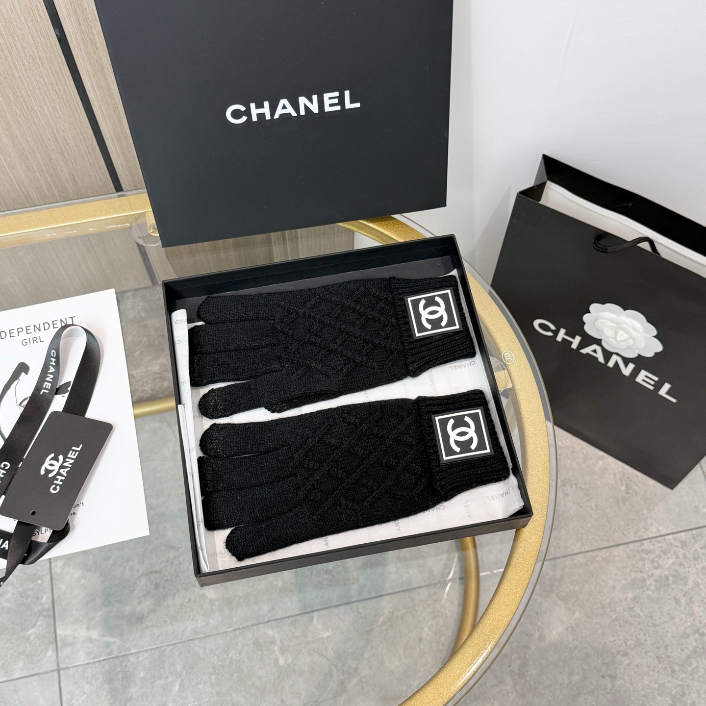 P100 配包装 爆款🔥 CHANEL香奈儿秋冬羊毛针织手套🧤纯色系列今年秋冬大火每色都超好看 搭配羊绒大衣绝美 立体版型剪裁 线条流畅 佩戴舒适 时尚设计非常百搭 贴合手型 
尺码：均码
