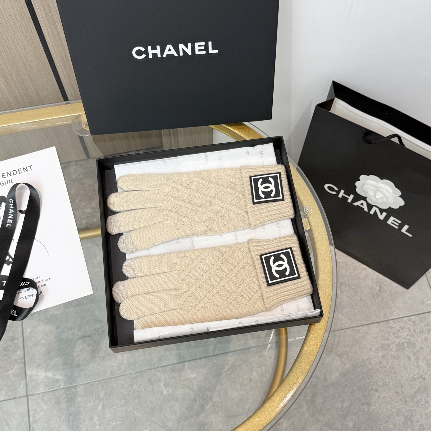 P100 配包装 爆款🔥 CHANEL香奈儿秋冬羊毛针织手套🧤纯色系列今年秋冬大火每色都超好看 搭配羊绒大衣绝美 立体版型剪裁 线条流畅 佩戴舒适 时尚设计非常百搭 贴合手型 
尺码：均码
