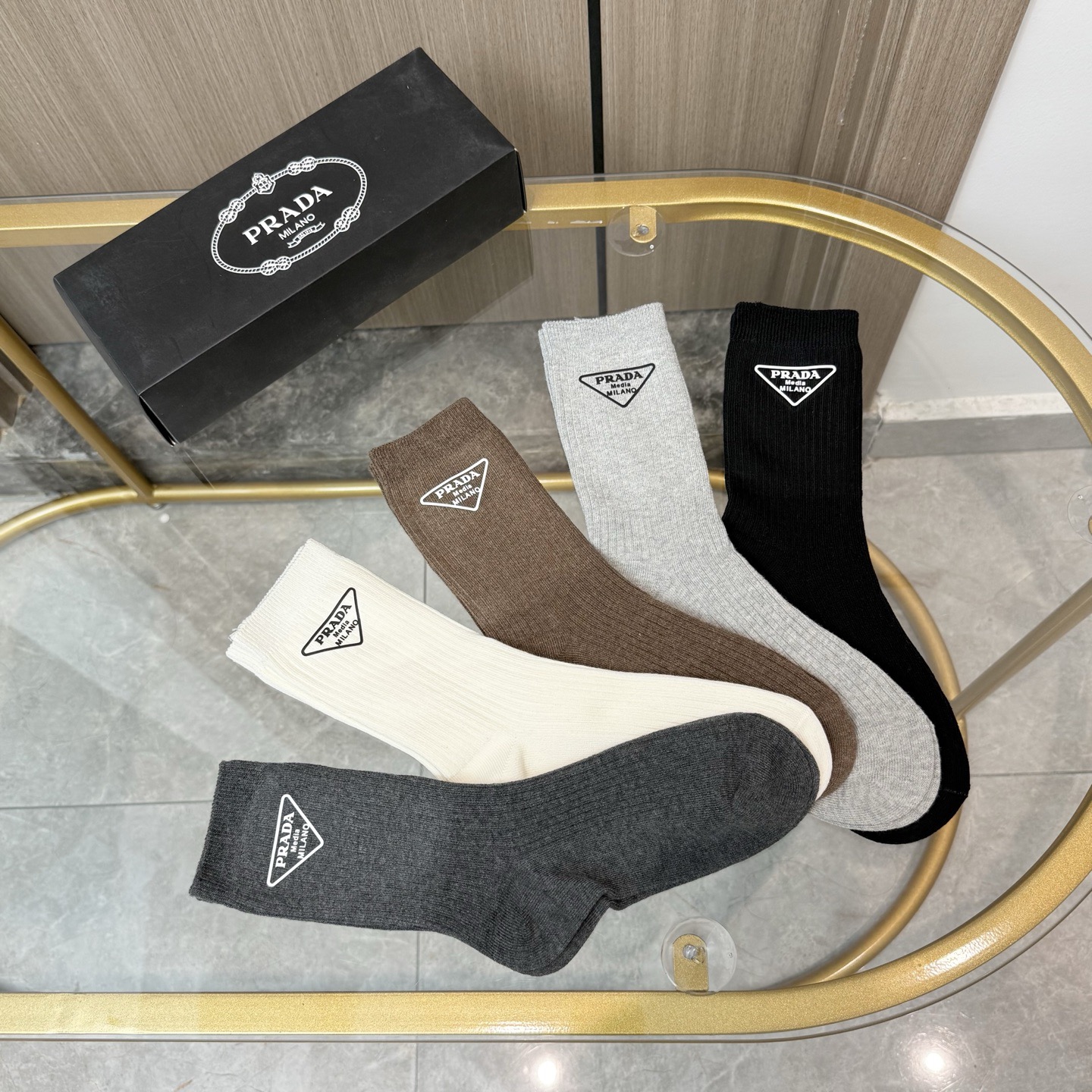 配包装【一盒五双】🌟PRADA普拉达 爆款中筒袜🌟高版本 ～好看到爆炸 欧美大牌中筒袜🔥🌟潮人必不能少的