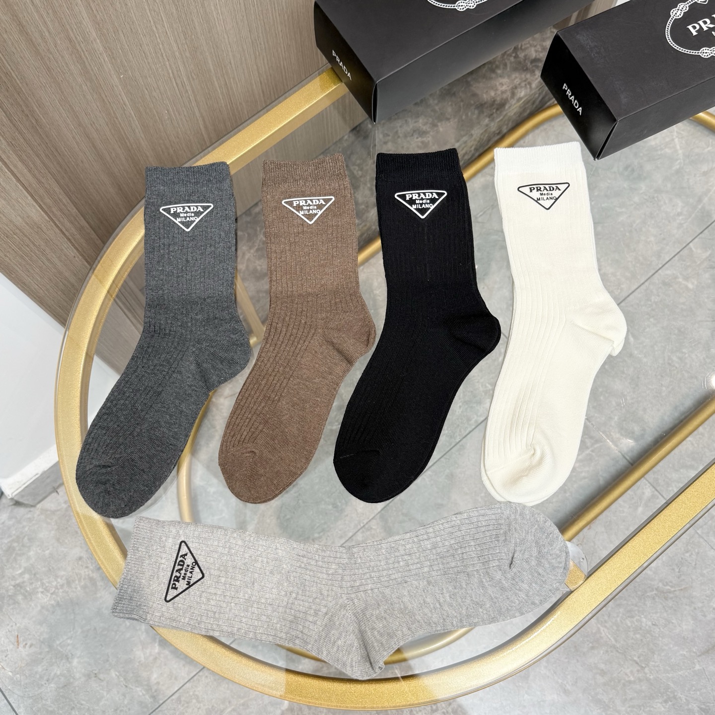 配包装【一盒五双】🌟PRADA普拉达 爆款中筒袜🌟高版本 ～好看到爆炸 欧美大牌中筒袜🔥🌟潮人必不能少的
