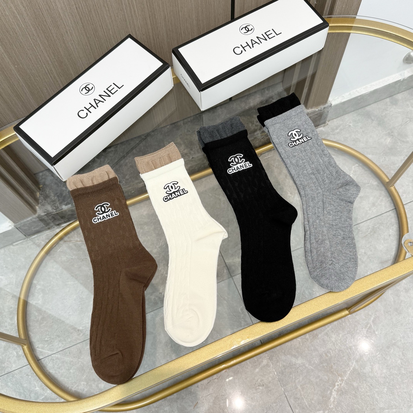 P80 配包装【一盒四双】CHANEL 香奈儿高版本 ～好看到爆炸 CHANEL 袜子🔥烫印中筒袜，超精致🔥🔥潮人必不能少的 CHANEL 专柜代购品质 中筒袜子 ，搭配起来超高逼格 时髦度爆表啊啊啊啊～～推荐推荐推荐～～必入时髦小单品！！！