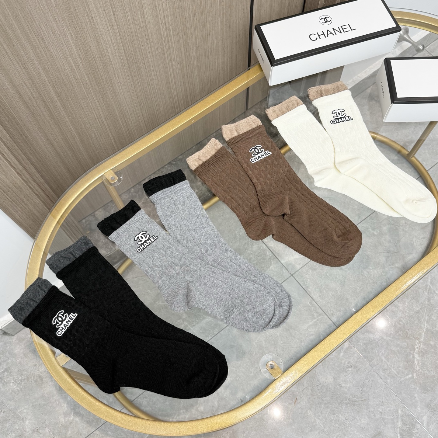 P80 配包装【一盒四双】CHANEL 香奈儿高版本 ～好看到爆炸 CHANEL 袜子🔥烫印中筒袜，超精致🔥🔥潮人必不能少的 CHANEL 专柜代购品质 中筒袜子 ，搭配起来超高逼格 时髦度爆表啊啊啊啊～～推荐推荐推荐～～必入时髦小单品！！！