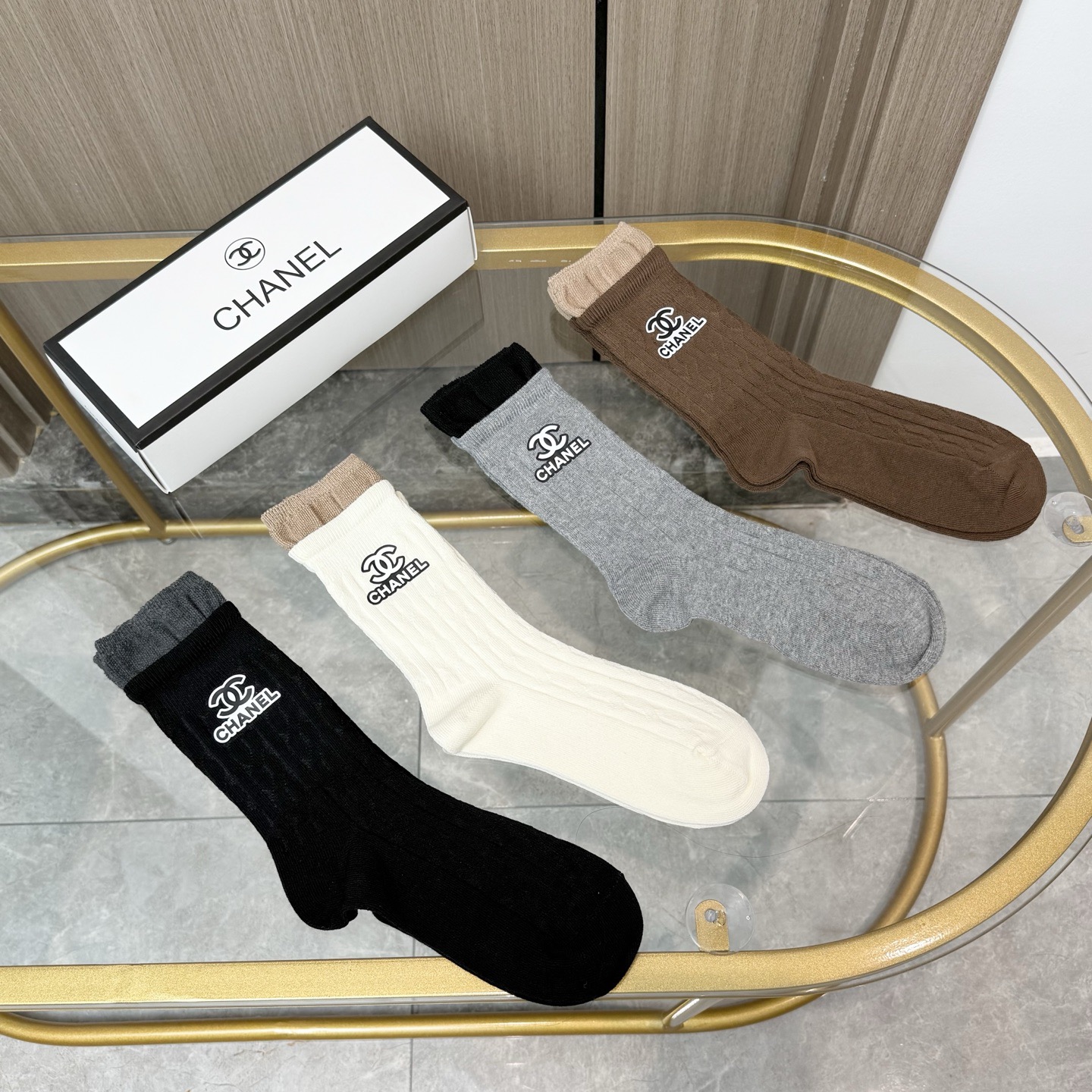 P80 配包装【一盒四双】CHANEL 香奈儿高版本 ～好看到爆炸 CHANEL 袜子🔥烫印中筒袜，超精致🔥🔥潮人必不能少的 CHANEL 专柜代购品质 中筒袜子 ，搭配起来超高逼格 时髦度爆表啊啊啊啊～～推荐推荐推荐～～必入时髦小单品！！！