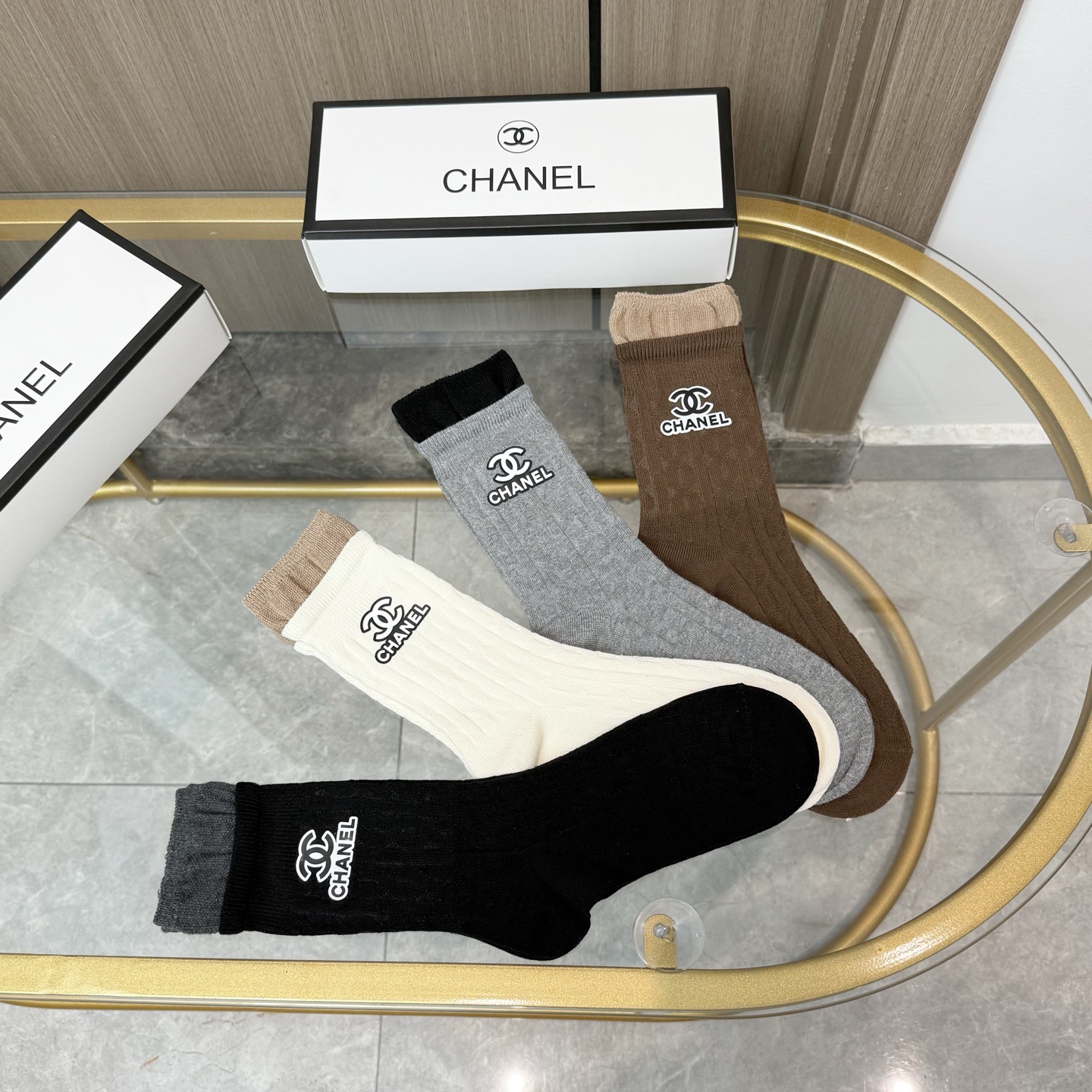 P80 配包装【一盒四双】CHANEL 香奈儿高版本 ～好看到爆炸 CHANEL 袜子🔥烫印中筒袜，超精致🔥🔥潮人必不能少的 CHANEL 专柜代购品质 中筒袜子 ，搭配起来超高逼格 时髦度爆表啊啊啊啊～～推荐推荐推荐～～必入时髦小单品！！！