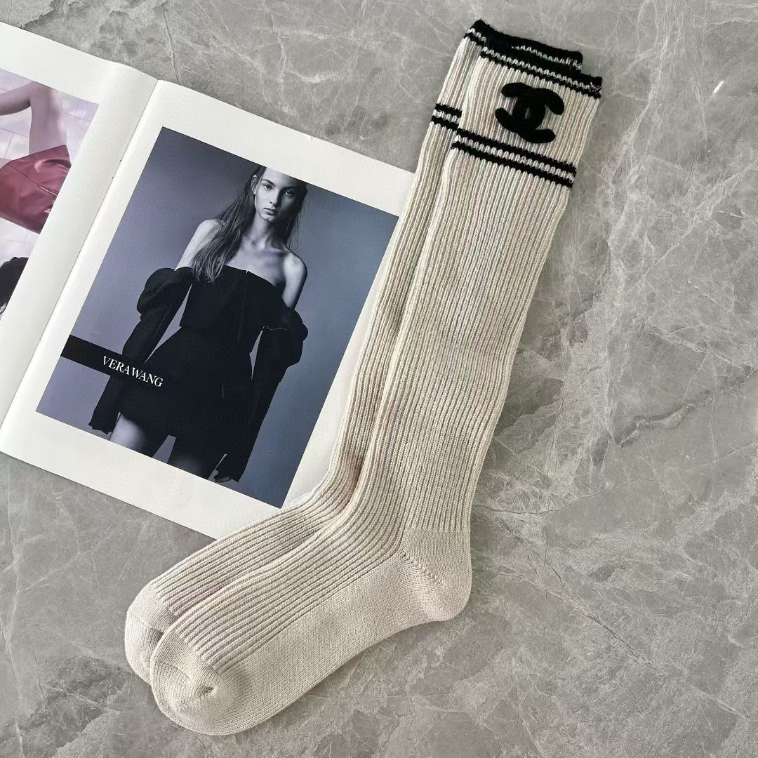 P60  配包装【一盒一双】CHANEL &middot; 香奈儿❗️超级爆款网红袜子❗️小香家官网同步针织字母小腿袜，ins明星网红推荐❗️火爆至极🔥纯棉材质，轻薄柔软透气，四季通用，欧美大牌街头必备🌟