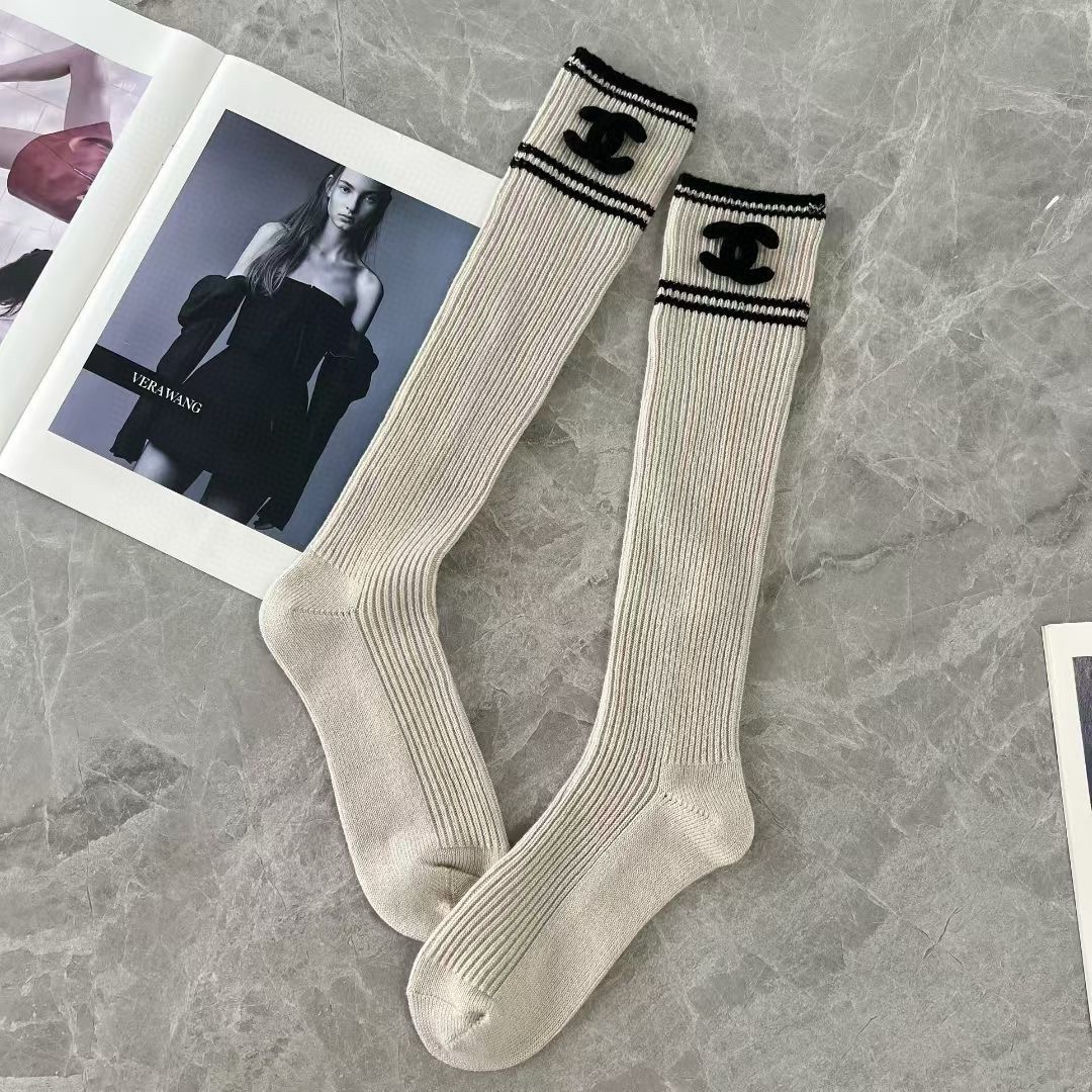 P60  配包装【一盒一双】CHANEL &middot; 香奈儿❗️超级爆款网红袜子❗️小香家官网同步针织字母小腿袜，ins明星网红推荐❗️火爆至极🔥纯棉材质，轻薄柔软透气，四季通用，欧美大牌街头必备🌟