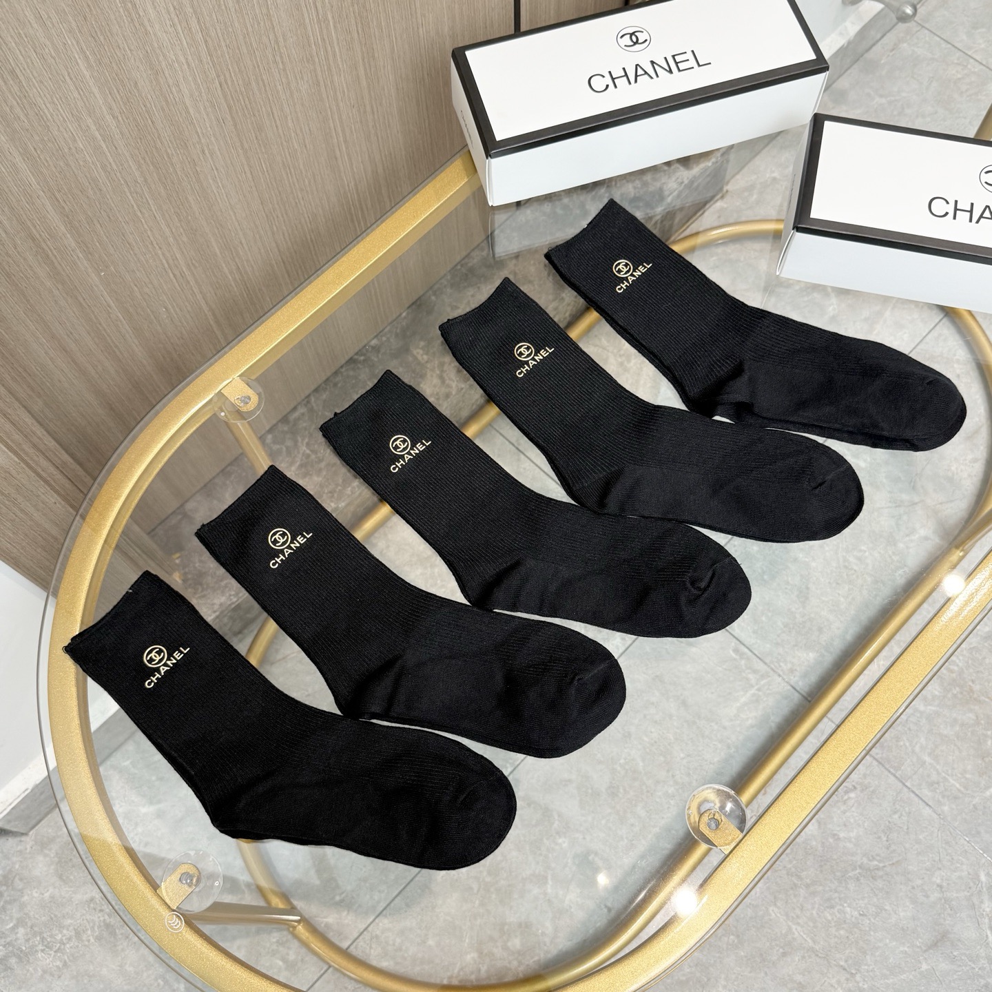 P85 配包装【一盒五双】CHANEL 香奈儿高版本 ～好看到爆炸 CHANEL 袜子🔥双针烫印羊绒中筒袜，超软糯🔥🔥潮人必不能少的 CHANEL 专柜代购品质 中筒袜子 ，搭配起来超高逼格 时髦度爆表啊啊啊啊～～推荐推荐推荐～～必入时髦小单品！！！