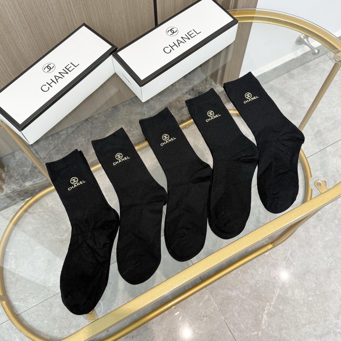 P85 配包装【一盒五双】CHANEL 香奈儿高版本 ～好看到爆炸 CHANEL 袜子🔥双针烫印羊绒中筒袜，超软糯🔥🔥潮人必不能少的 CHANEL 专柜代购品质 中筒袜子 ，搭配起来超高逼格 时髦度爆表啊啊啊啊～～推荐推荐推荐～～必入时髦小单品！！！