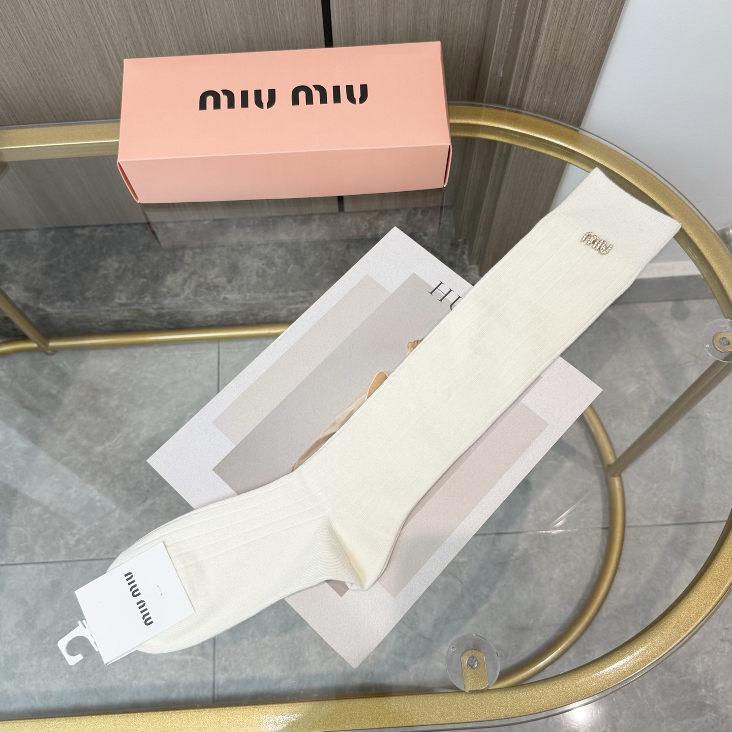 P85 配包装【一盒四双】MIUMIU &middot; 缪缪❗️超级爆款网红袜子❗️MIUMIU官网同步字母小腿袜，ins明星网红推荐❗️火爆至极🔥纯棉材质，轻薄柔软透气，四季通用，欧美大牌街头必备🌟