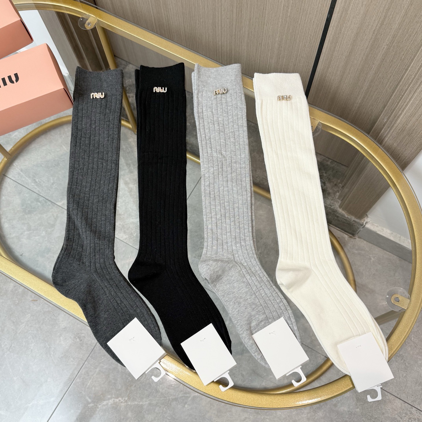 P85 配包装【一盒四双】MIUMIU &middot; 缪缪❗️超级爆款网红袜子❗️MIUMIU官网同步字母小腿袜，ins明星网红推荐❗️火爆至极🔥纯棉材质，轻薄柔软透气，四季通用，欧美大牌街头必备🌟