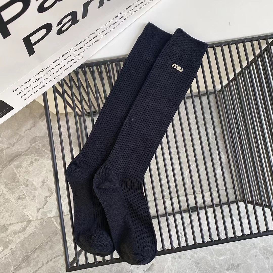 P85 配包装【一盒四双】MIUMIU &middot; 缪缪❗️超级爆款网红袜子❗️MIUMIU官网同步字母小腿袜，ins明星网红推荐❗️火爆至极🔥纯棉材质，轻薄柔软透气，四季通用，欧美大牌街头必备🌟