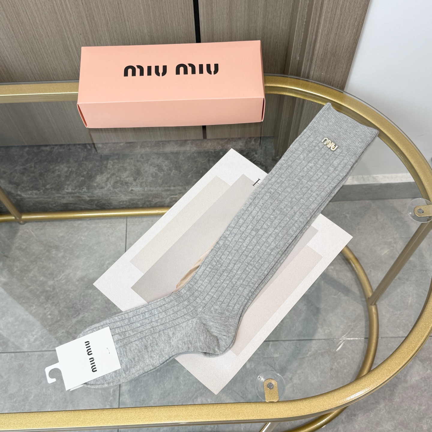 P85 配包装【一盒四双】MIUMIU &middot; 缪缪❗️超级爆款网红袜子❗️MIUMIU官网同步字母小腿袜，ins明星网红推荐❗️火爆至极🔥纯棉材质，轻薄柔软透气，四季通用，欧美大牌街头必备🌟