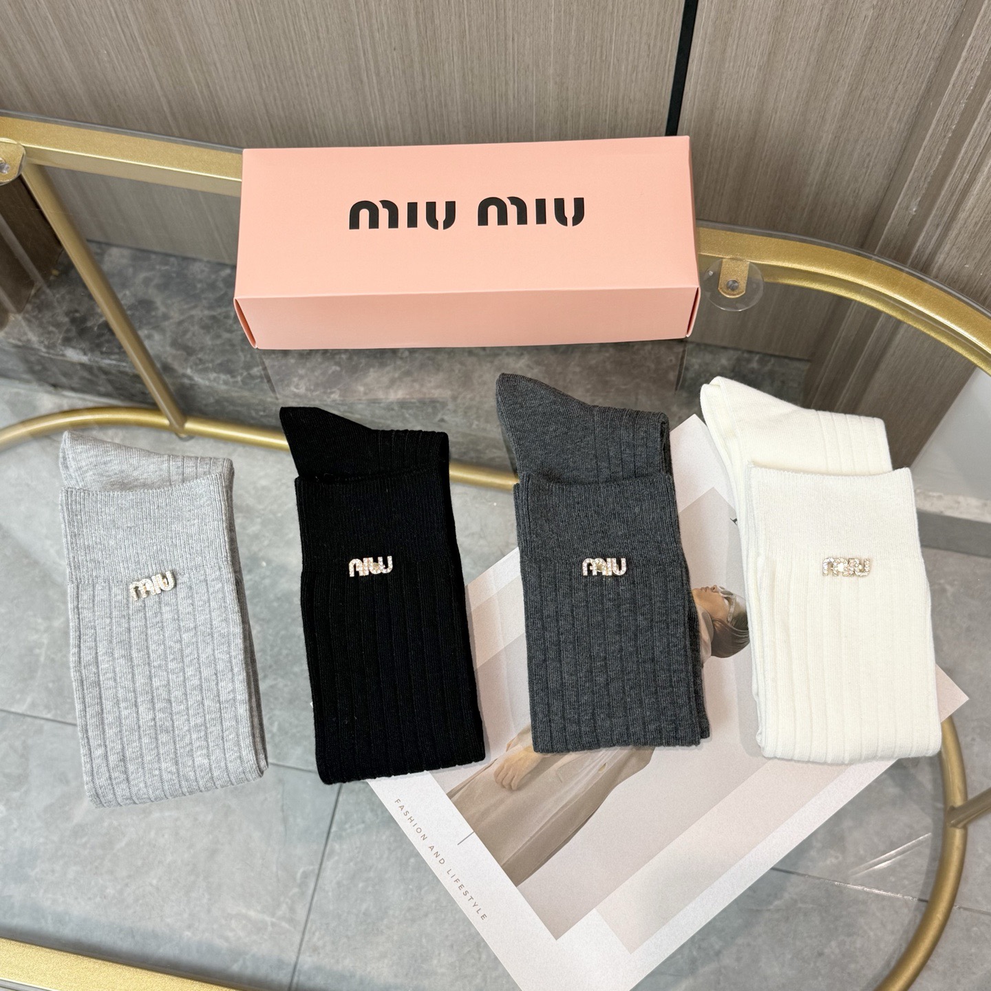 P85 配包装【一盒四双】MIUMIU &middot; 缪缪❗️超级爆款网红袜子❗️MIUMIU官网同步字母小腿袜，ins明星网红推荐❗️火爆至极🔥纯棉材质，轻薄柔软透气，四季通用，欧美大牌街头必备🌟
