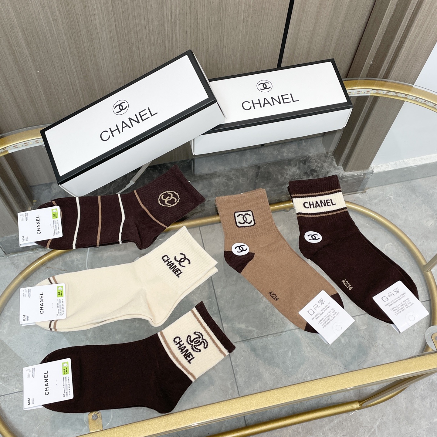 P55  配包装【一盒五双】🌟Chanel 香奈儿 爆款卡中筒袜🌟高版本 ～好看到爆炸 欧美大牌中筒袜🔥🌟潮人必不能少的专柜代购品质 袜子 ，搭配起来超高逼格 时髦度爆表啊啊啊啊～～推荐推荐推荐～～必入时髦小单品！！