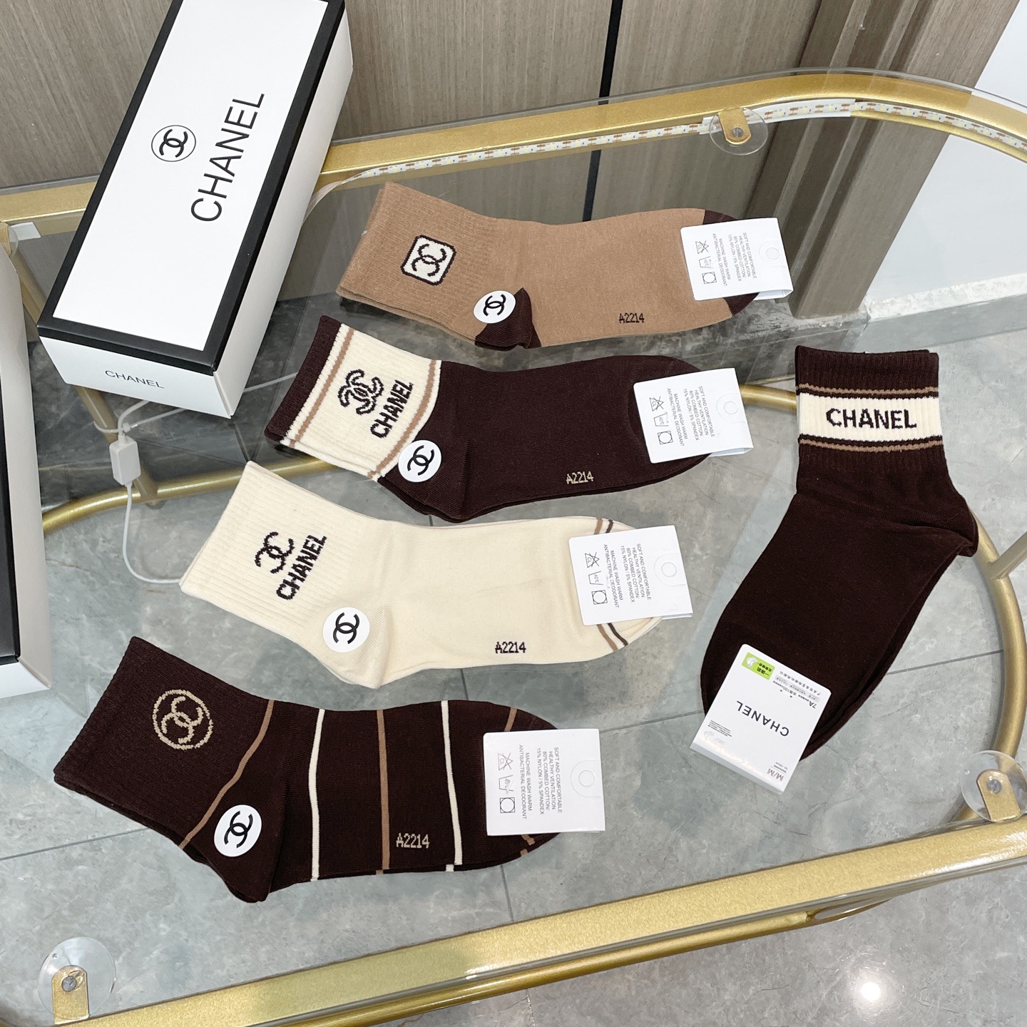P55  配包装【一盒五双】🌟Chanel 香奈儿 爆款卡中筒袜🌟高版本 ～好看到爆炸 欧美大牌中筒袜🔥🌟潮人必不能少的专柜代购品质 袜子 ，搭配起来超高逼格 时髦度爆表啊啊啊啊～～推荐推荐推荐～～必入时髦小单品！！