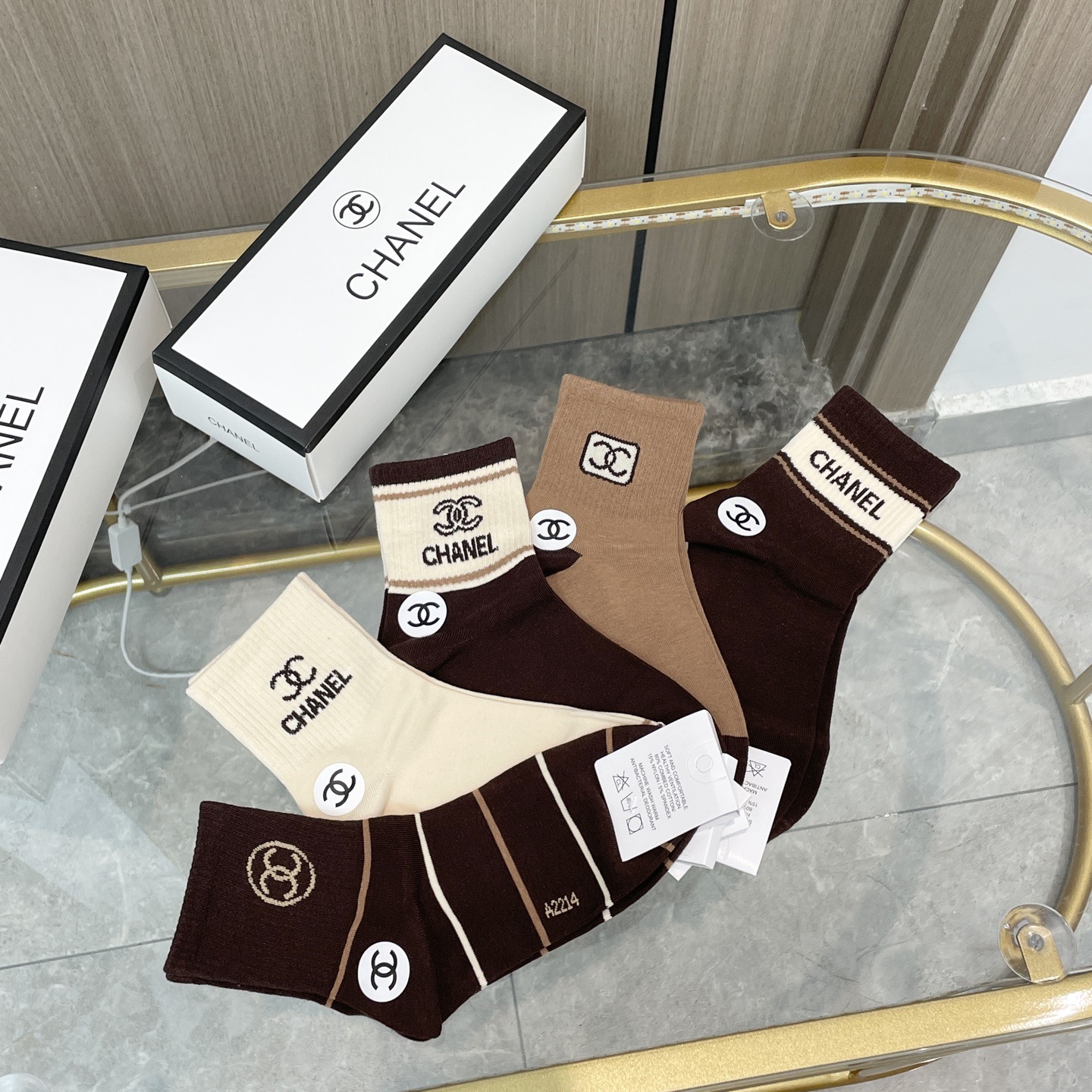 P55  配包装【一盒五双】🌟Chanel 香奈儿 爆款卡中筒袜🌟高版本 ～好看到爆炸 欧美大牌中筒袜🔥🌟潮人必不能少的专柜代购品质 袜子 ，搭配起来超高逼格 时髦度爆表啊啊啊啊～～推荐推荐推荐～～必入时髦小单品！！