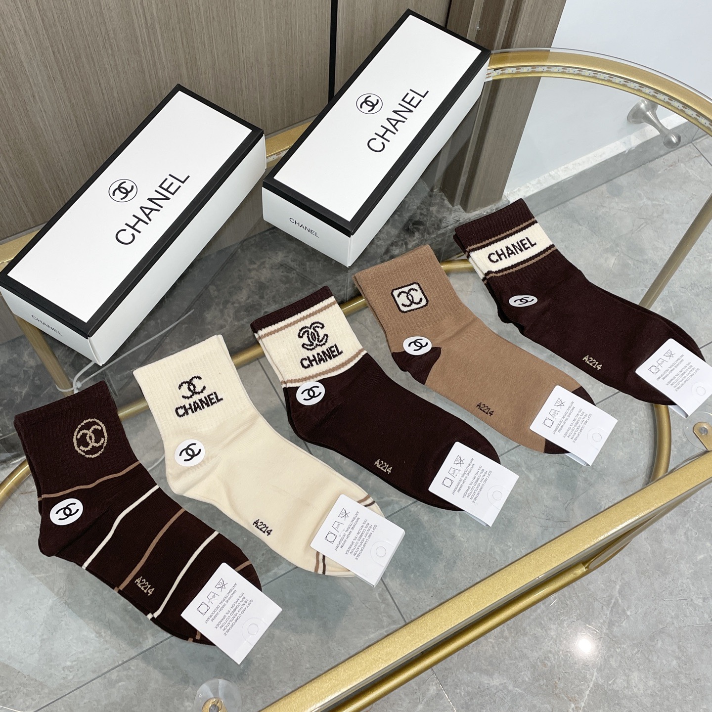 P55  配包装【一盒五双】🌟Chanel 香奈儿 爆款卡中筒袜🌟高版本 ～好看到爆炸 欧美大牌中筒袜🔥🌟潮人必不能少的专柜代购品质 袜子 ，搭配起来超高逼格 时髦度爆表啊啊啊啊～～推荐推荐推荐～～必入时髦小单品！！