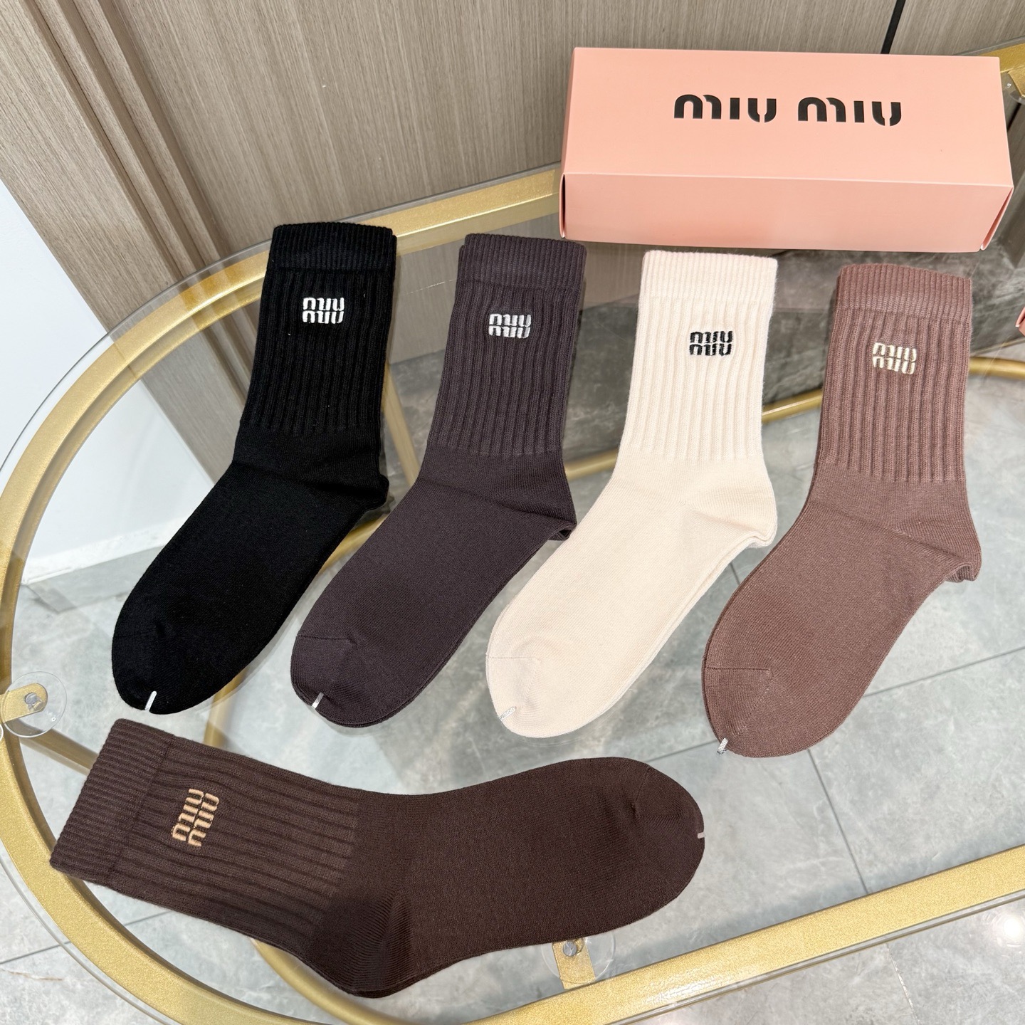 P65 配包装【一盒四双】MIUMIU &middot; 缪缪❗️高品质🔥超级爆款网红羊绒高筒袜子❗️MIU家官网同步刺绣字母高筒袜，ins明星网红推荐❗️火爆至极🔥纯棉材质，轻薄柔软透气，四季通用，欧美大牌街头必备🌟