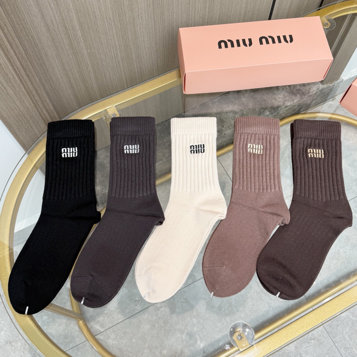 P65 配包装【一盒四双】MIUMIU &middot; 缪缪❗️高品质🔥超级爆款网红羊绒高筒袜子❗️MIU家官网同步刺绣字母高筒袜，ins明星网红推荐❗️火爆至极🔥纯棉材质，轻薄柔软透气，四季通用，欧美大牌街头必备🌟