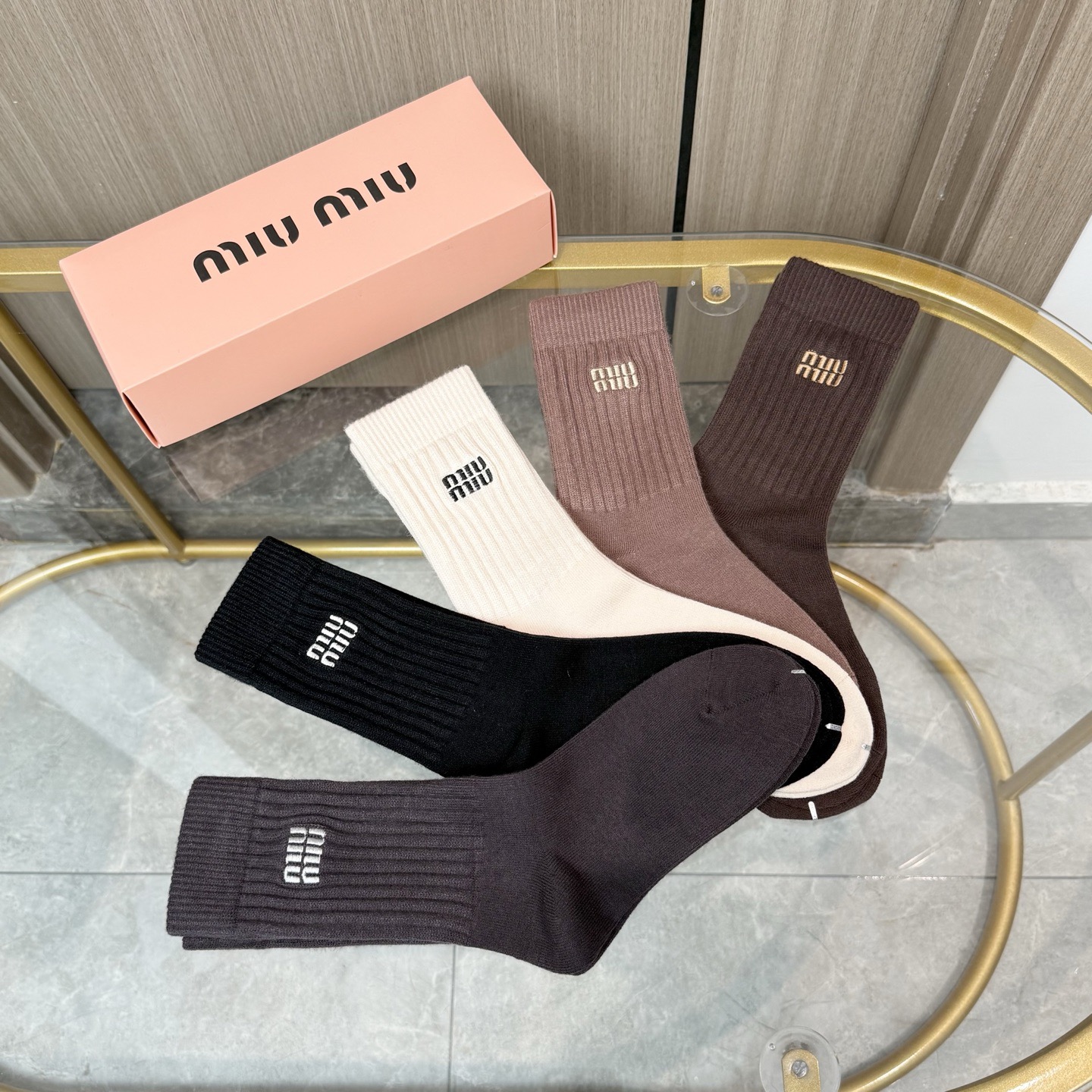 P65 配包装【一盒四双】MIUMIU &middot; 缪缪❗️高品质🔥超级爆款网红羊绒高筒袜子❗️MIU家官网同步刺绣字母高筒袜，ins明星网红推荐❗️火爆至极🔥纯棉材质，轻薄柔软透气，四季通用，欧美大牌街头必备🌟