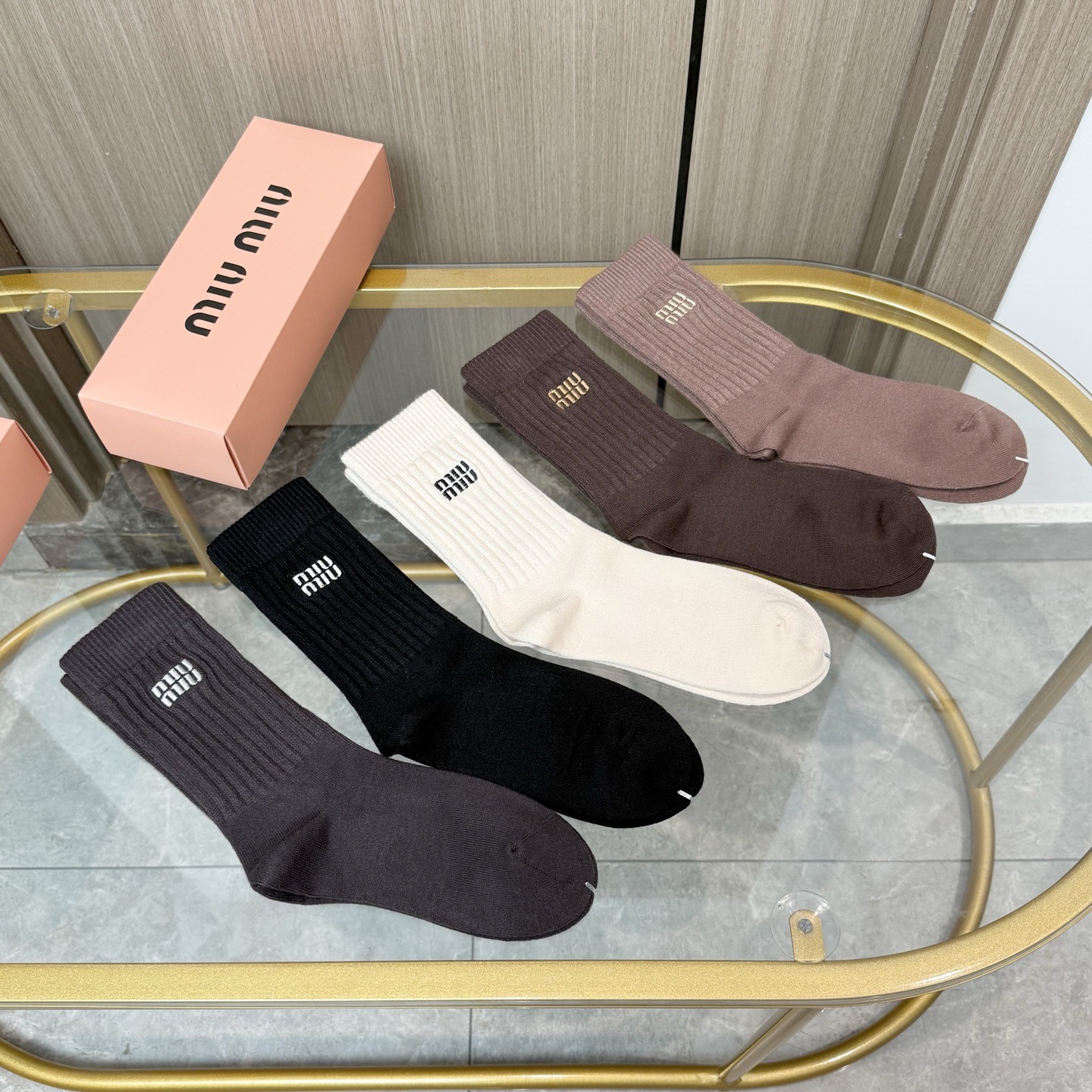 P65 配包装【一盒四双】MIUMIU &middot; 缪缪❗️高品质🔥超级爆款网红羊绒高筒袜子❗️MIU家官网同步刺绣字母高筒袜，ins明星网红推荐❗️火爆至极🔥纯棉材质，轻薄柔软透气，四季通用，欧美大牌街头必备🌟