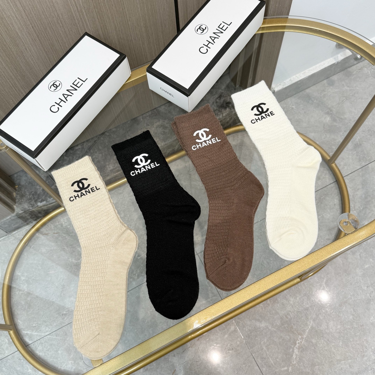 P80 配包装【一盒四双】CHANEL 香奈儿高版本 ～好看到爆炸 CHANEL 袜子🔥粗针羊绒烫印中筒袜，超精致🔥🔥潮人必不能少的 CHANEL 专柜代购品质 中筒袜子 ，搭配起来超高逼格 时髦度爆表啊啊啊啊～～推荐推荐推荐～～必入时髦小单品！！！