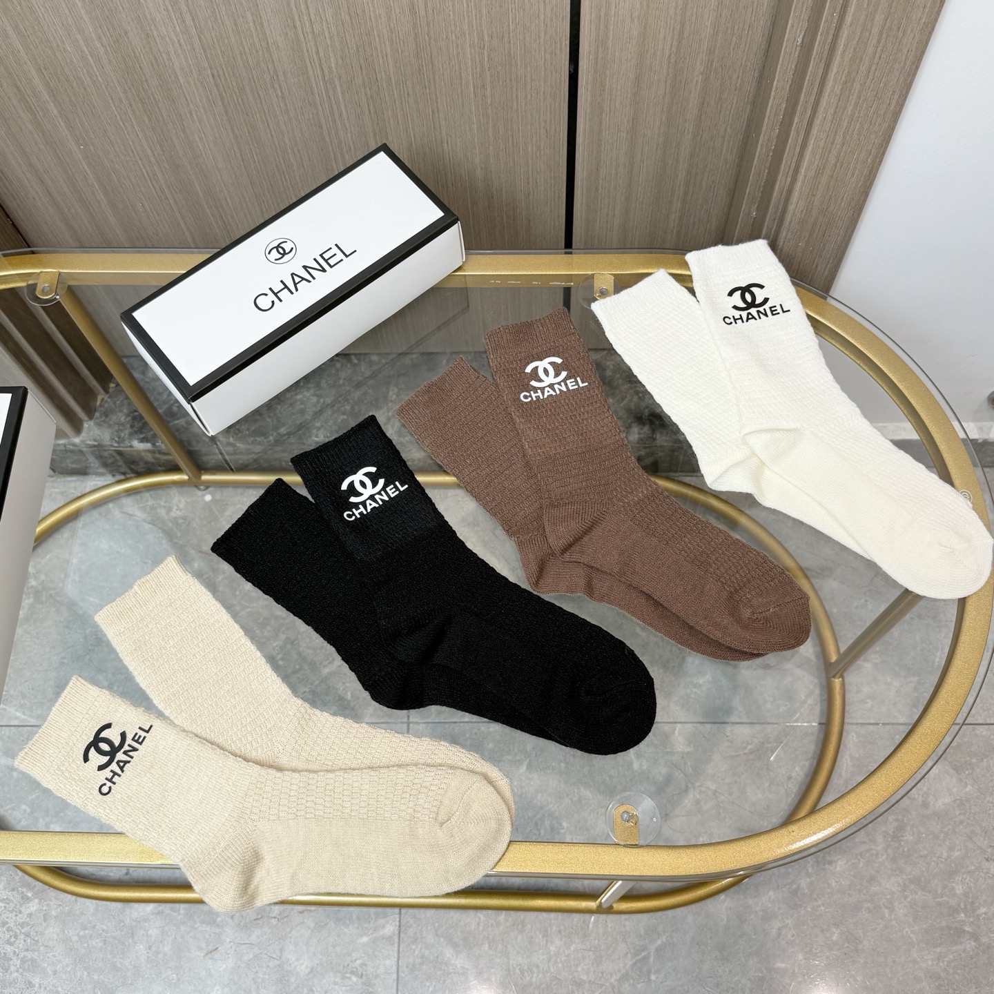 P80 配包装【一盒四双】CHANEL 香奈儿高版本 ～好看到爆炸 CHANEL 袜子🔥粗针羊绒烫印中筒袜，超精致🔥🔥潮人必不能少的 CHANEL 专柜代购品质 中筒袜子 ，搭配起来超高逼格 时髦度爆表啊啊啊啊～～推荐推荐推荐～～必入时髦小单品！！！