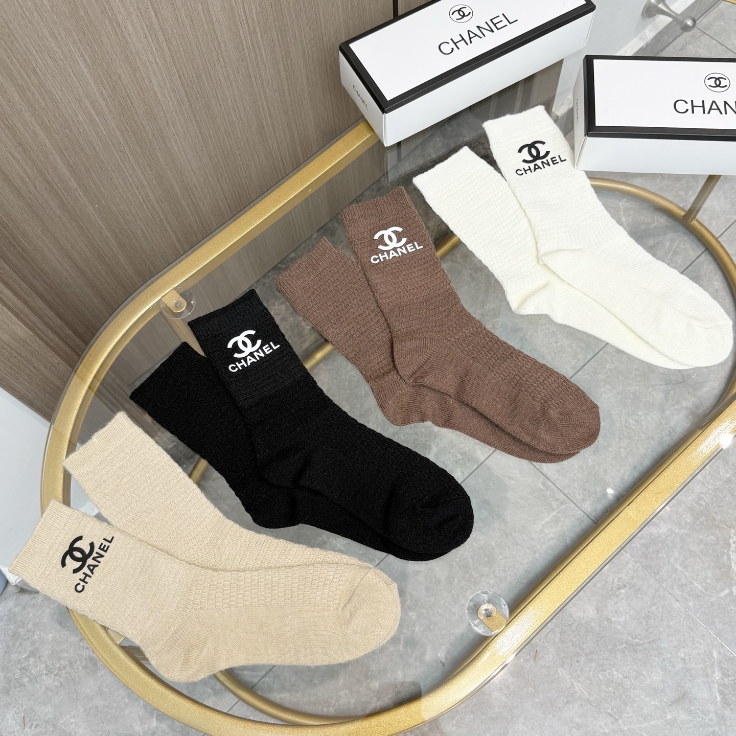P80 配包装【一盒四双】CHANEL 香奈儿高版本 ～好看到爆炸 CHANEL 袜子🔥粗针羊绒烫印中筒袜，超精致🔥🔥潮人必不能少的 CHANEL 专柜代购品质 中筒袜子 ，搭配起来超高逼格 时髦度爆表啊啊啊啊～～推荐推荐推荐～～必入时髦小单品！！！